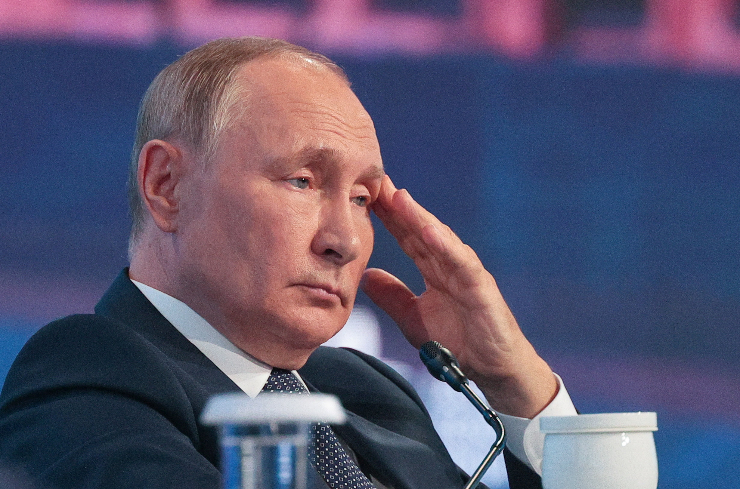 El jefe de estado ruso, Vladimir Putin, durante un foro en Vladivostok, Rusia hace unos días. El hombre fuerte del Kremlin enfrenta momentos de suma tensión interna por la humillación que sufre frente a las tropas ucranianas (Reuters)
