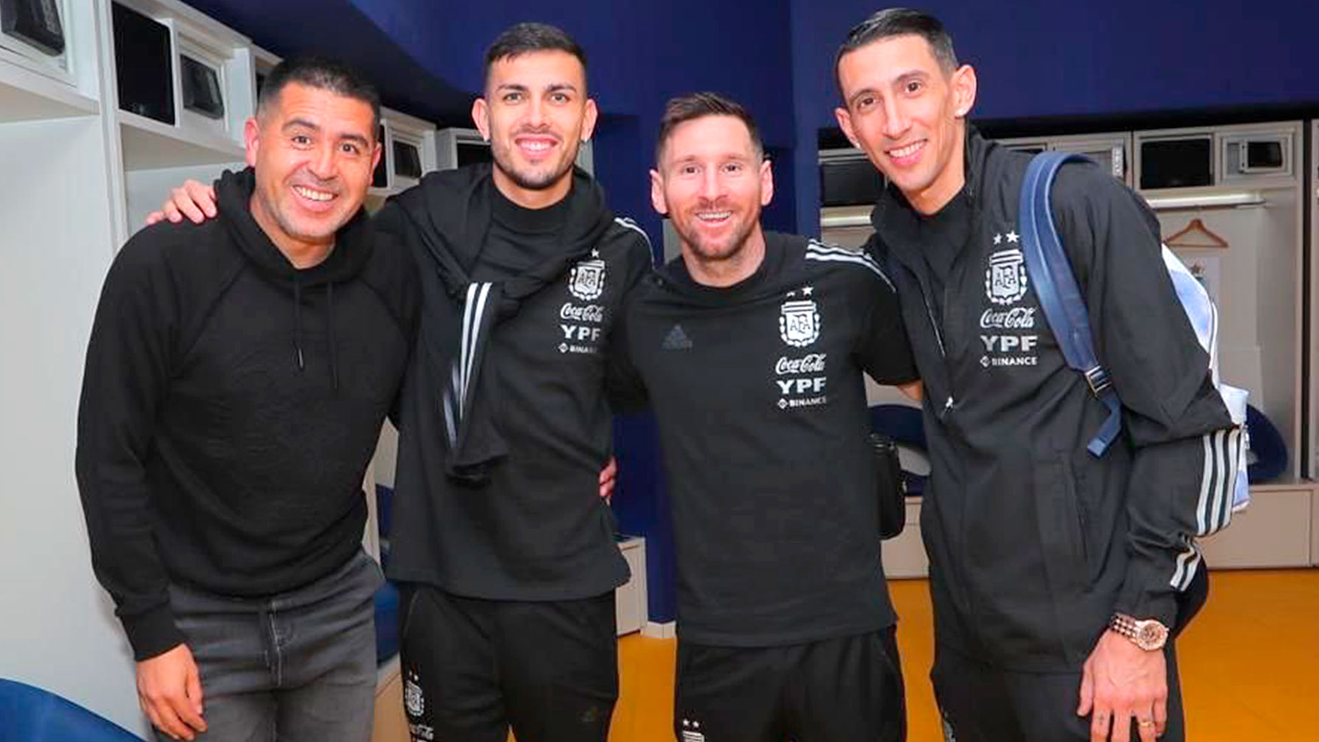 Riquelme junto a Messi, Paredes y Di María. Los tres jugadores de la selección argentina confirmaron su presencia este domingo en La Bombonera en la despedida de Román