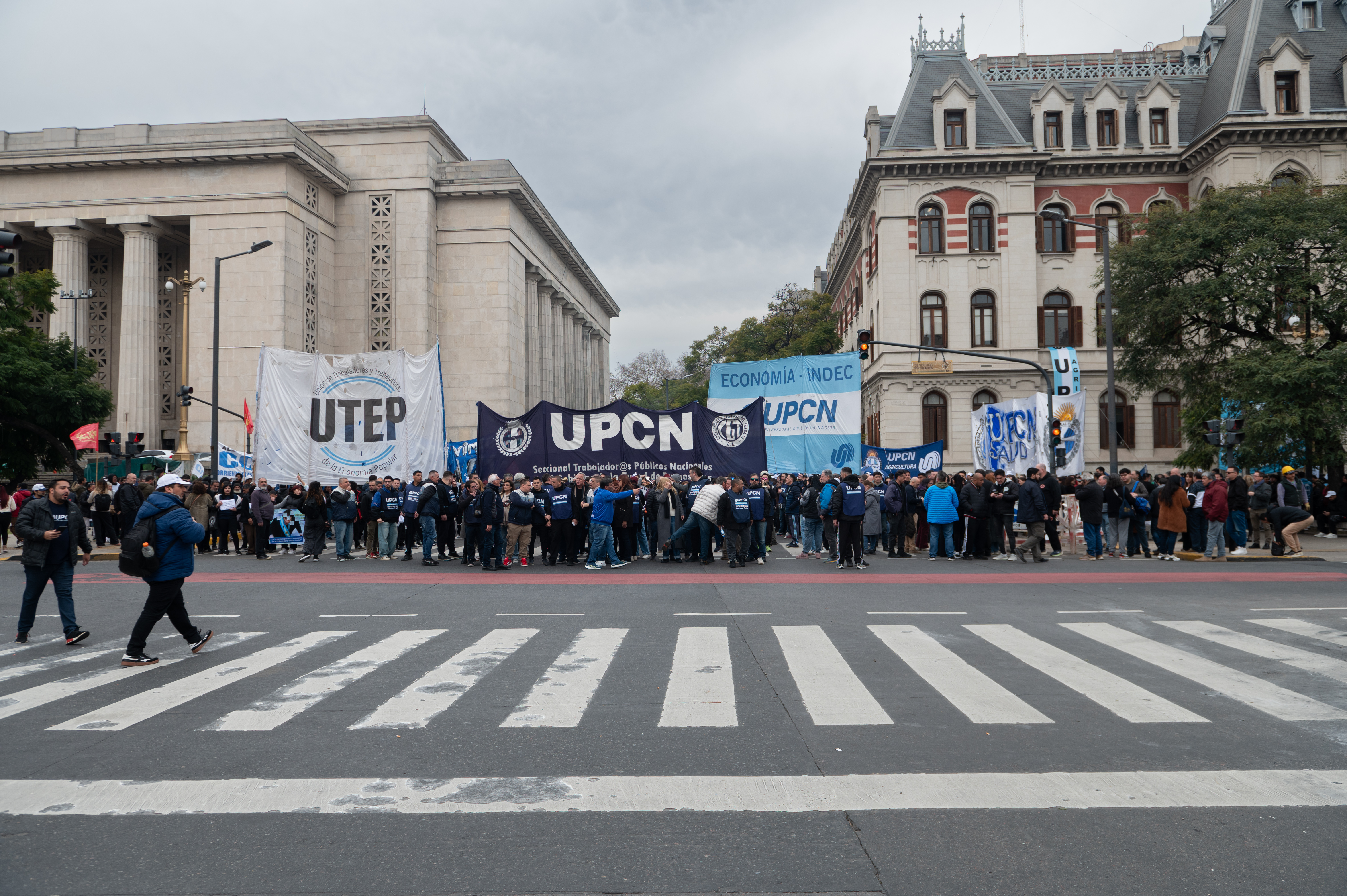 Marcha de los endeudados, en vivo: comenz&oacute; la movilizaci&oacute;n de la CGT y los movimientos sociales hacia el Ministerio de Econom&iacute;a