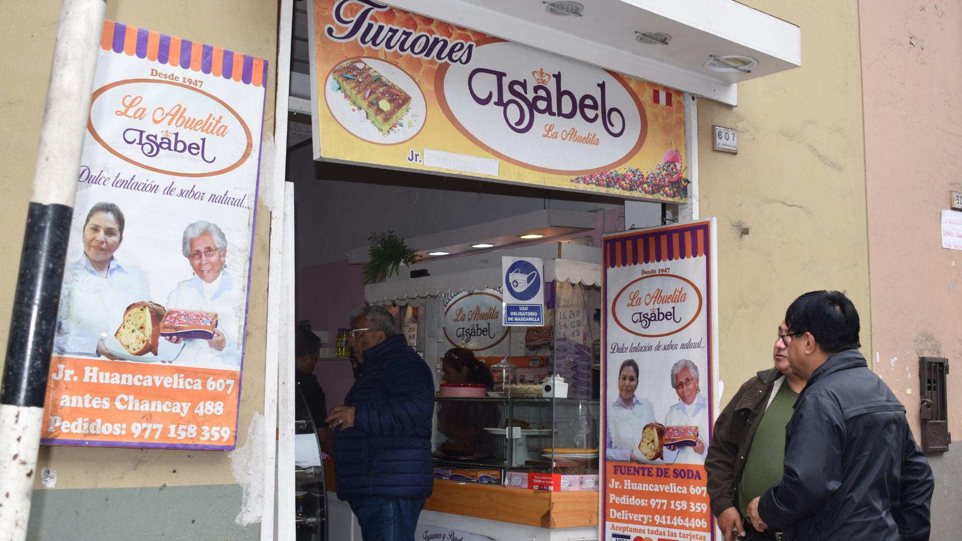 Llamativos letreros alertan sobre la venta del tradicional postre de octubre.