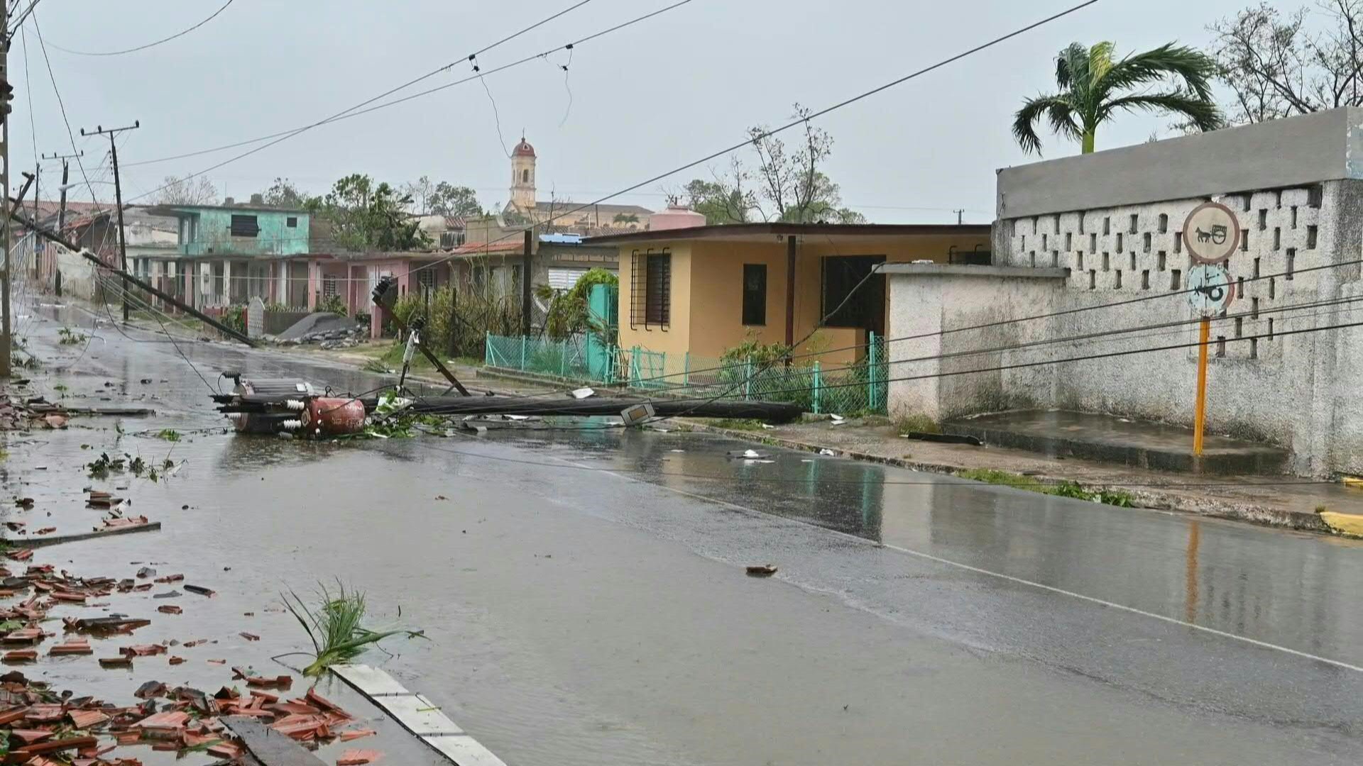 El poderoso huracán Ian atravesó desde la madrugada del martes el occidente de Cuba dejando daños, con árboles y líneas eléctricas derribados sin reporte de víctimas.