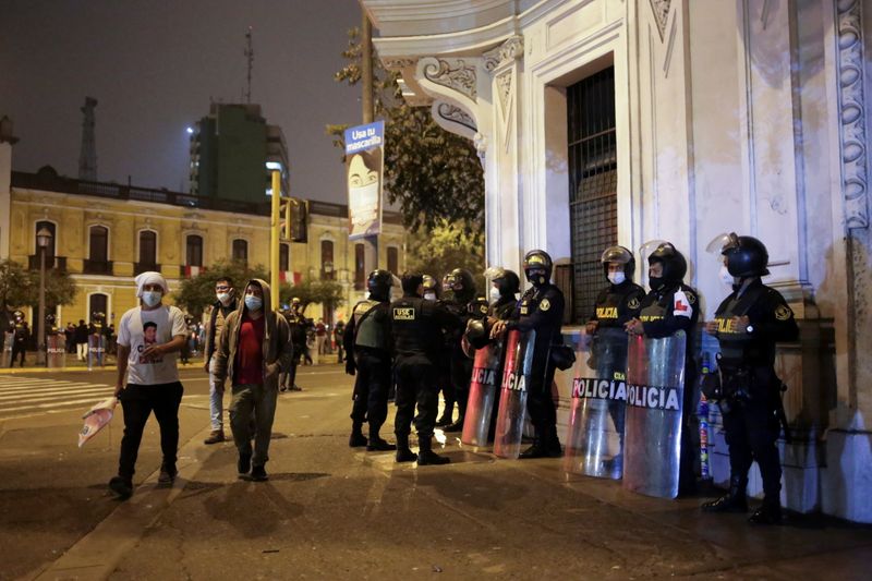 La policía monta guardia tras la segunda vuelta de las elecciones presidenciales el 6 de junio, en Lima, Perú 7 de junio de 2021. REUTERS/Liz Tasa