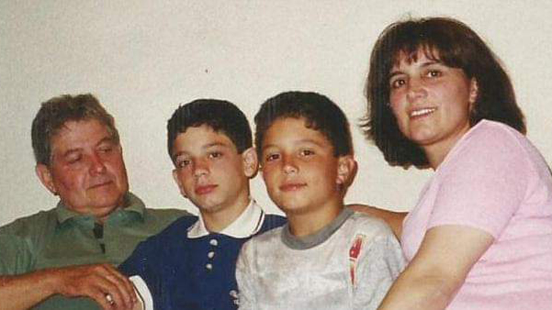 Rosa Sabena junto a su marido y sus dos hijos, Federico y Nicolás, que desapareció en septiembre de 2008
