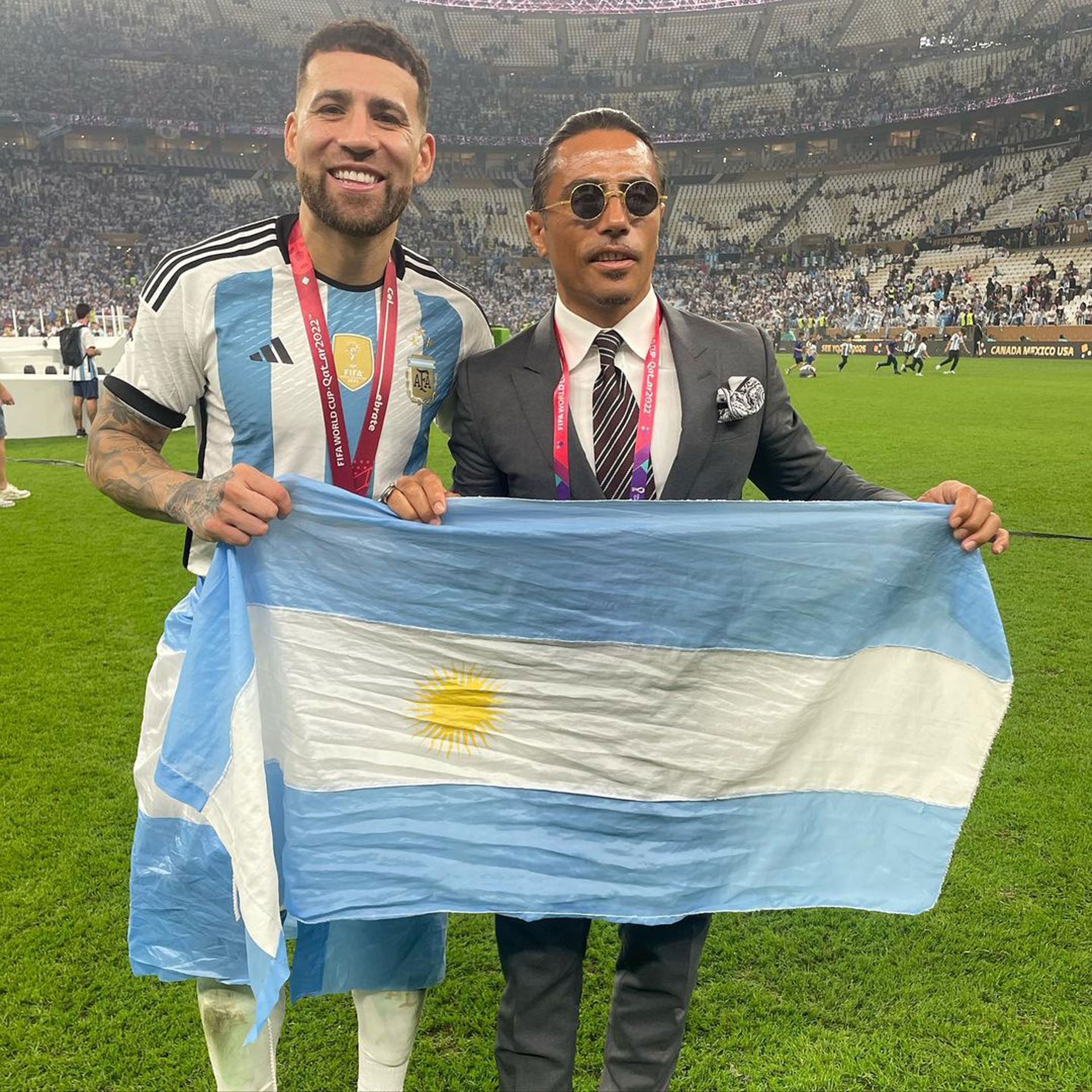 Mostrando la bandera argentina con Nicolás Otamendi (@nusr_et)
