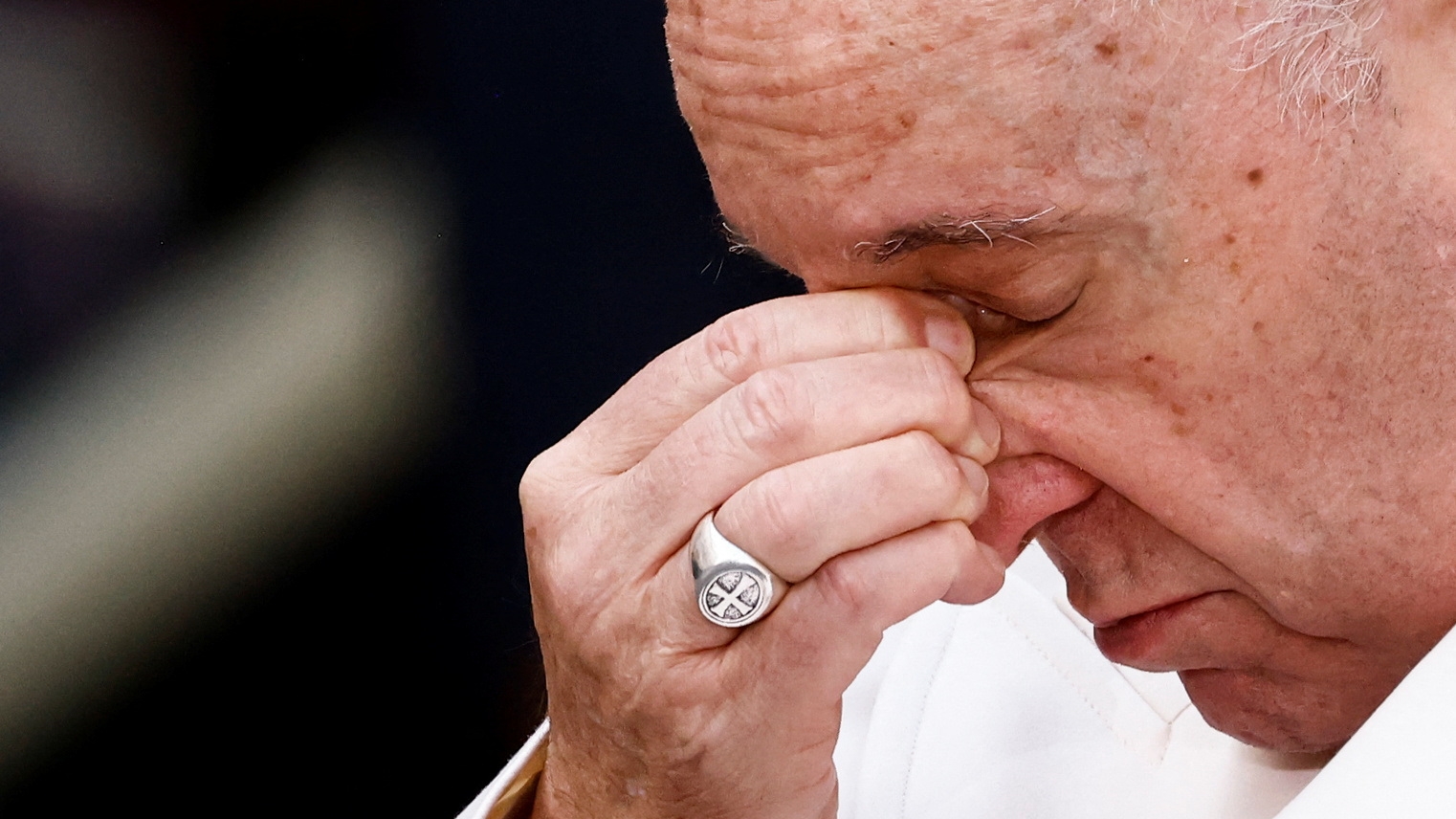 La emoción del papa Francisco al pedir por las víctimas de Ucrania durante la celebración a la Virgen