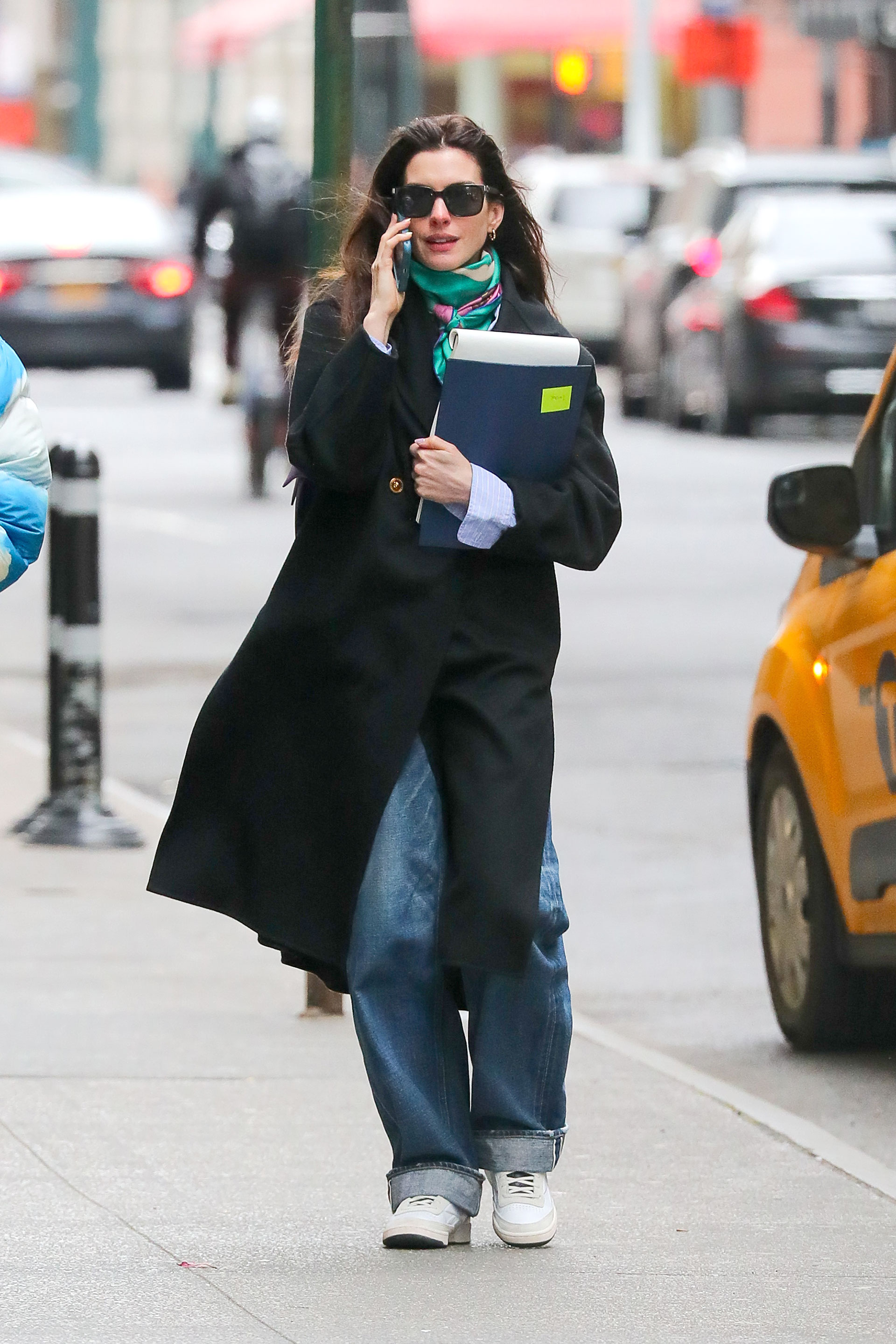 Anne Hathaway walked loaded down the streets of New York.  The renowned actress had to carry out several procedures and meetings and for this she carried agendas in her hands.  Also, at the time of being photographed, she was talking on her cell phone.