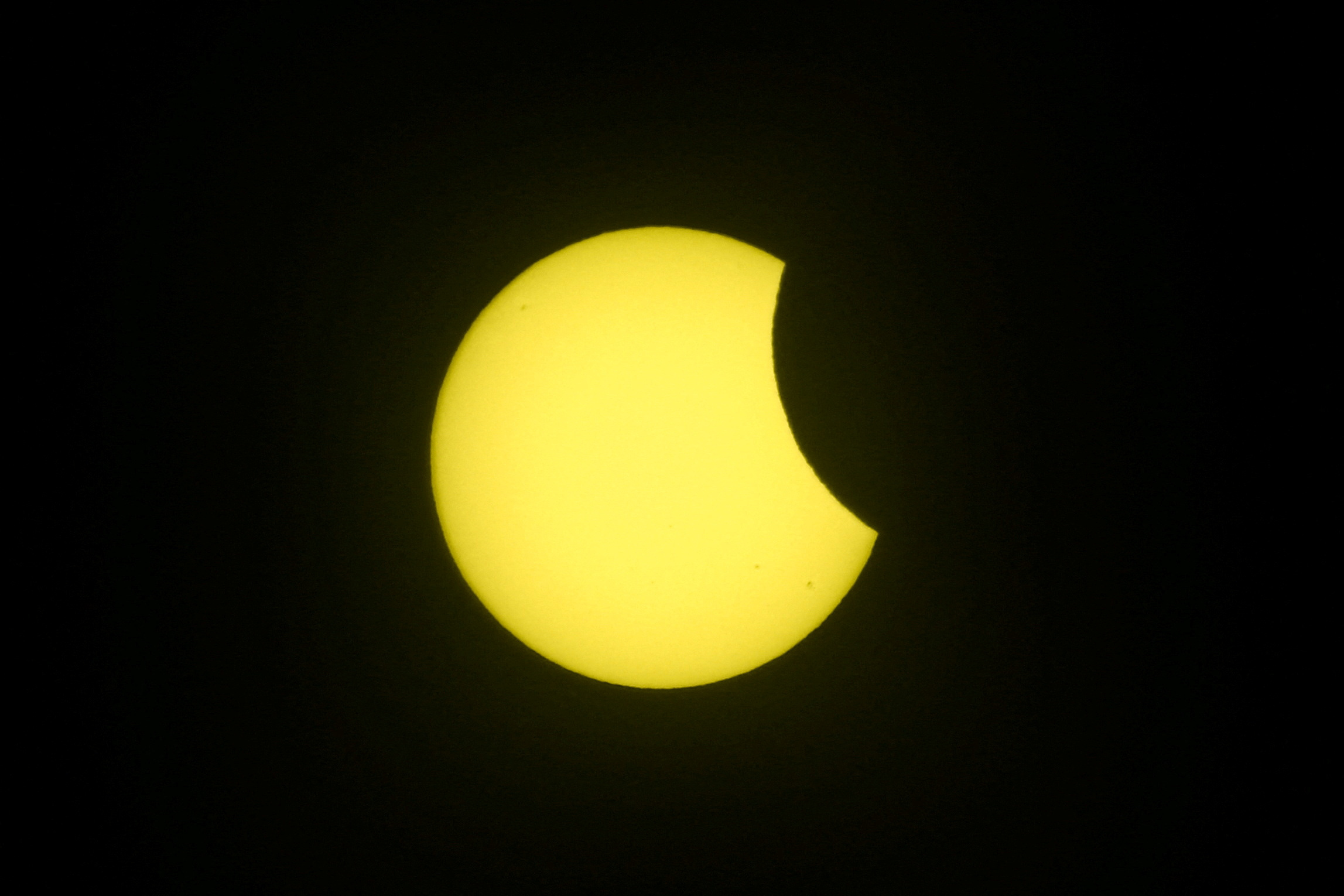 Así se vio el eclipse desde Dubai, en los Emiratos Árabes Unidos (REUTERS/Amr Alfiky)