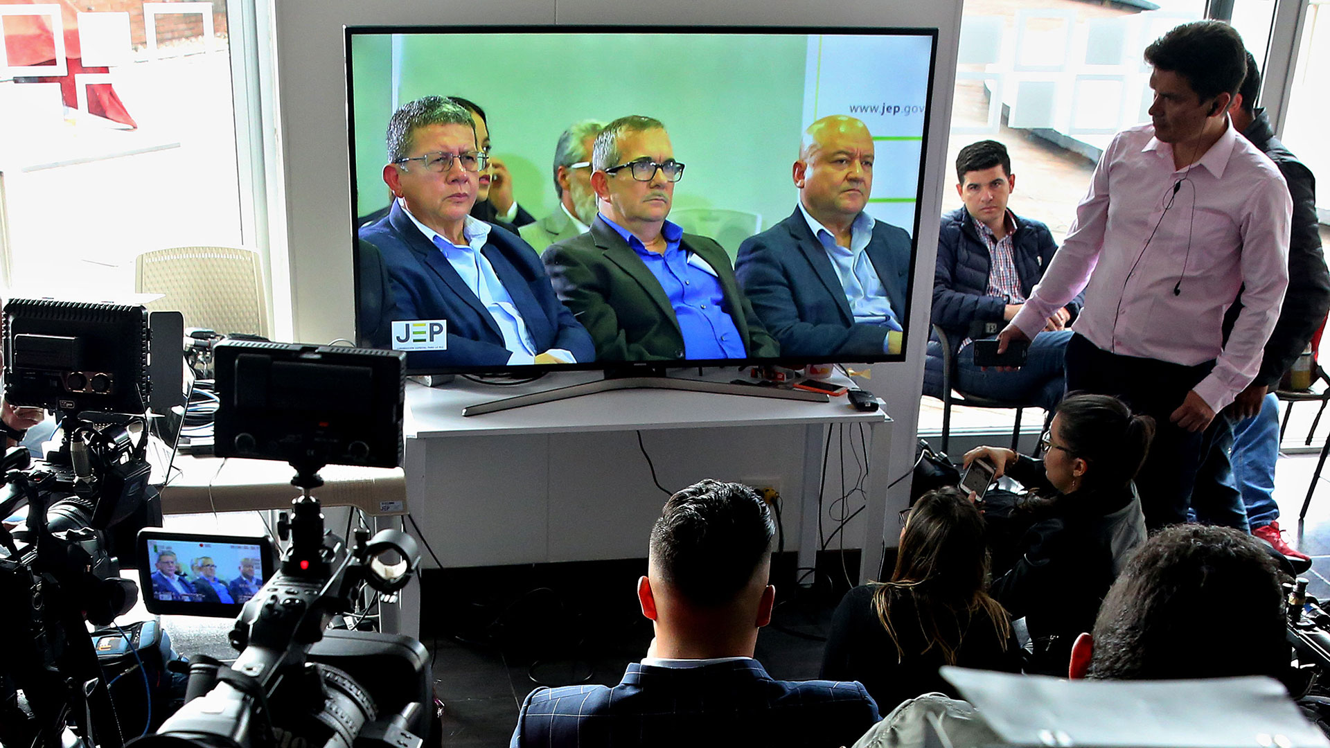 Los ex guerrilleros Pablo Catatumbo, "Timochenko" y Carlos Lozada, en el banquillo por 40 casos de secuestros de las FARC (EFE)