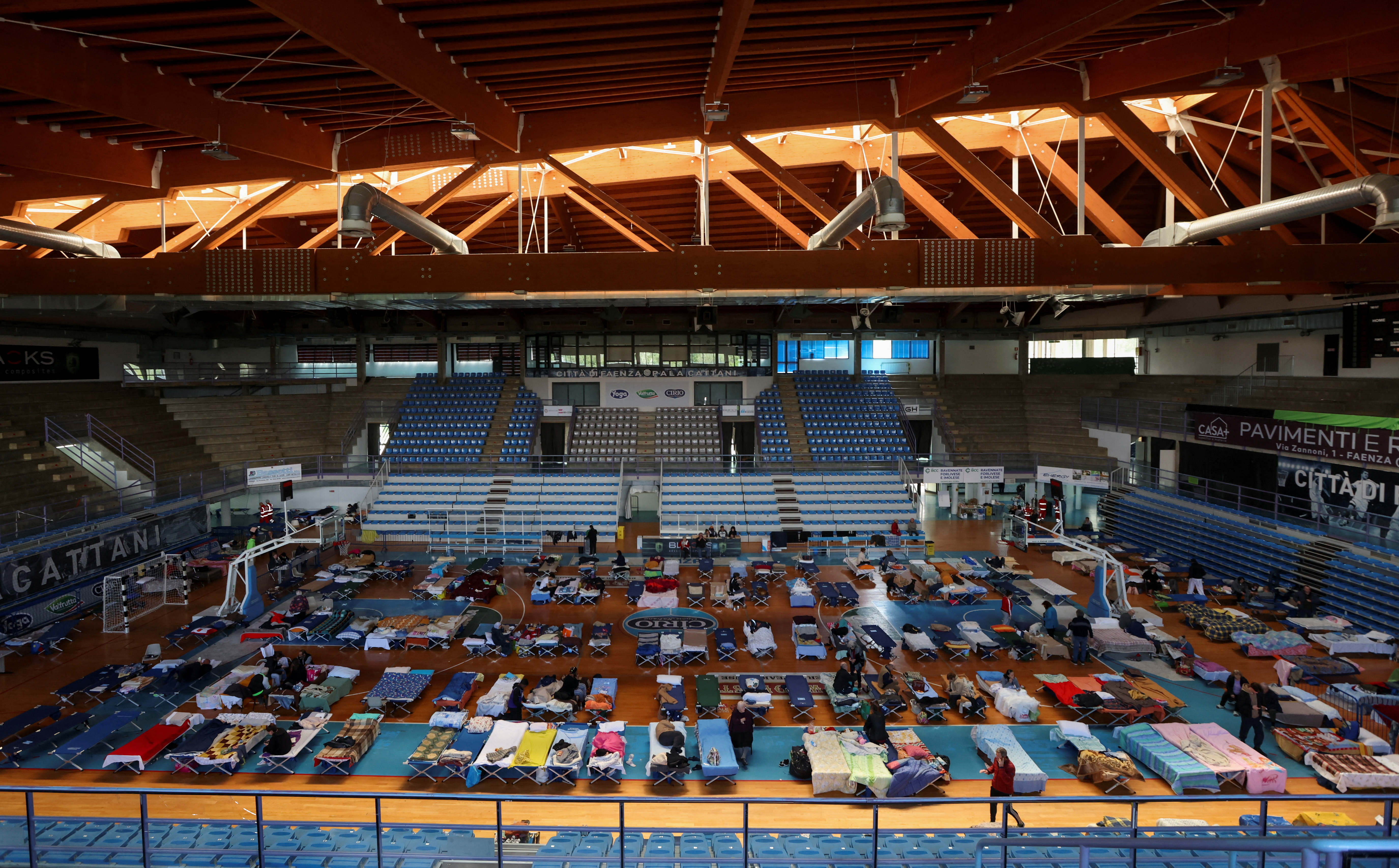 El centro deportivo PalaCattani en Faenza, Italia, fue adaptado como refugio para personas desplazadas tras las fuertes lluvias que azotaron la región de Emilia Romagna 18 de mayo de 2023 (REUTERS/Claudia Greco)