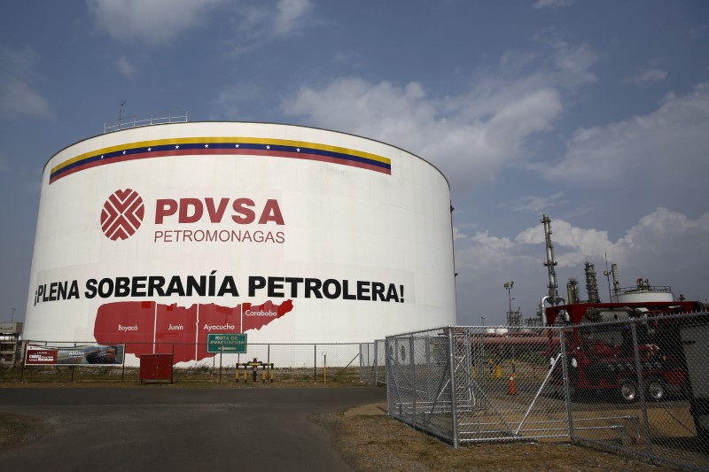 FOTO DE ARCHIVO- Tanque de petróleo en el complejo industrial José Antonio Anzoátegui de PDVSA (REUTERS/Carlos García Rawlins)