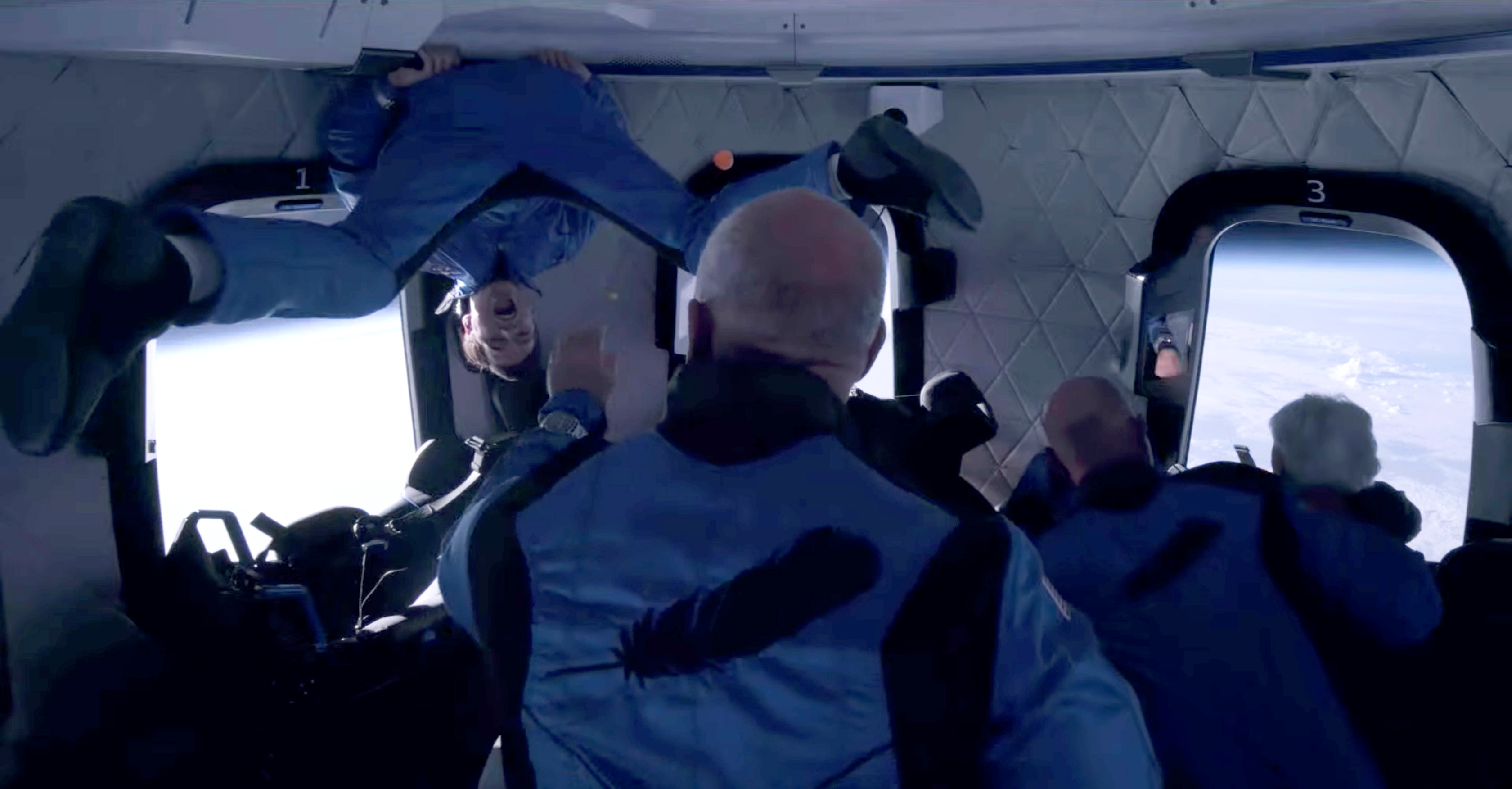 Viaje en el cohete New Shepard de Blue Origin sobre Van Horn, Texas, EE. UU., 20 de julio , 2021 en una imagen fija de video. Blue Origin / Folleto a través de REUTERS
