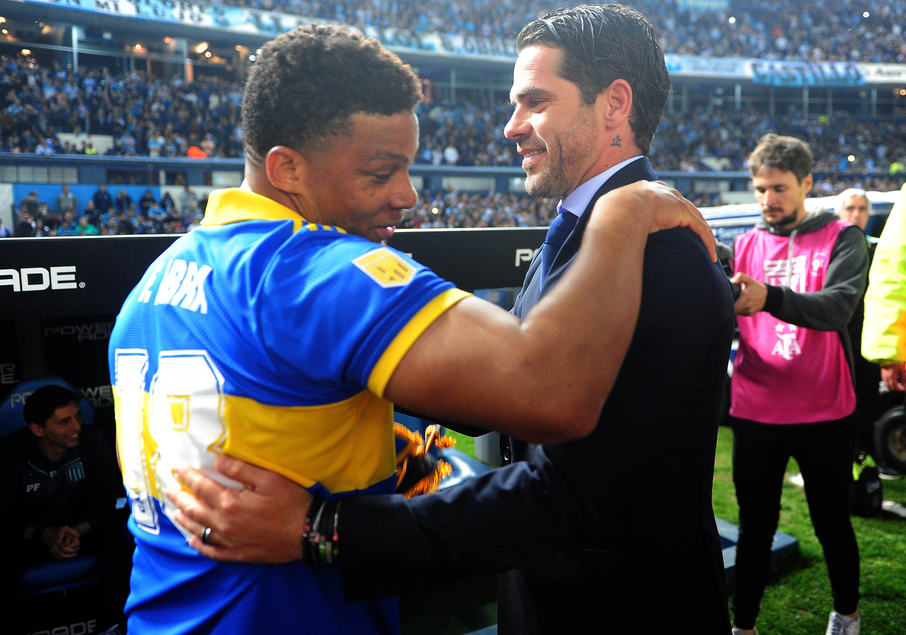 Fabra saluda a Gago. Volverán a verse el próximo domingo (@fotobairesarg)