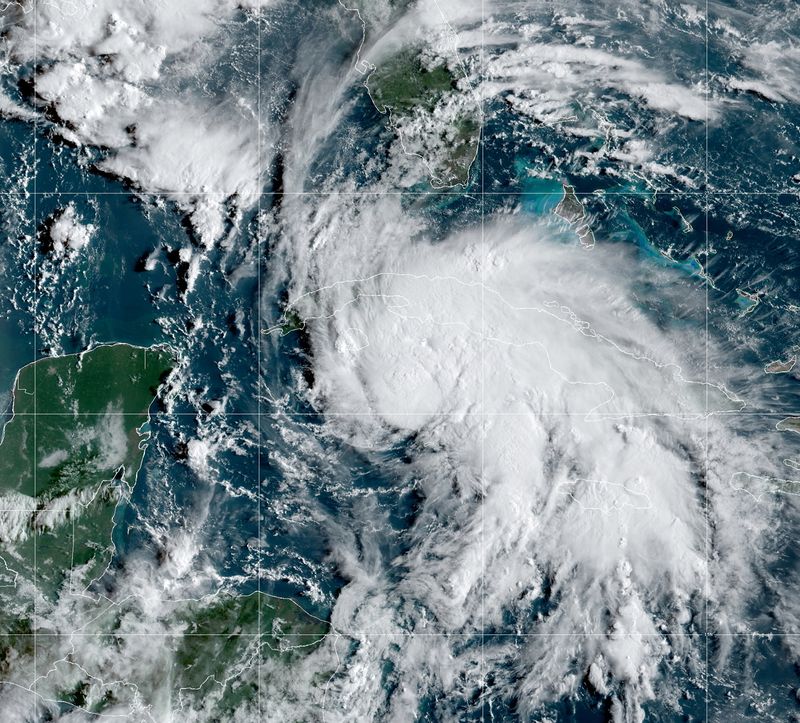 Una imagen satelital muestra a la tormenta tropical Ida luego de formarse en el Caribe a 125 kilometros al norte-noroeste de Gran Caimán. NOAA 2021