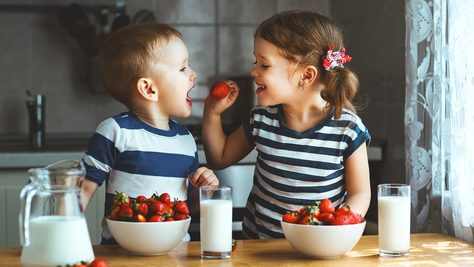 Ubicar la frutera cerca y a la vista de los niños sirve para que se familiaricen con los colores y sabores (Getty)