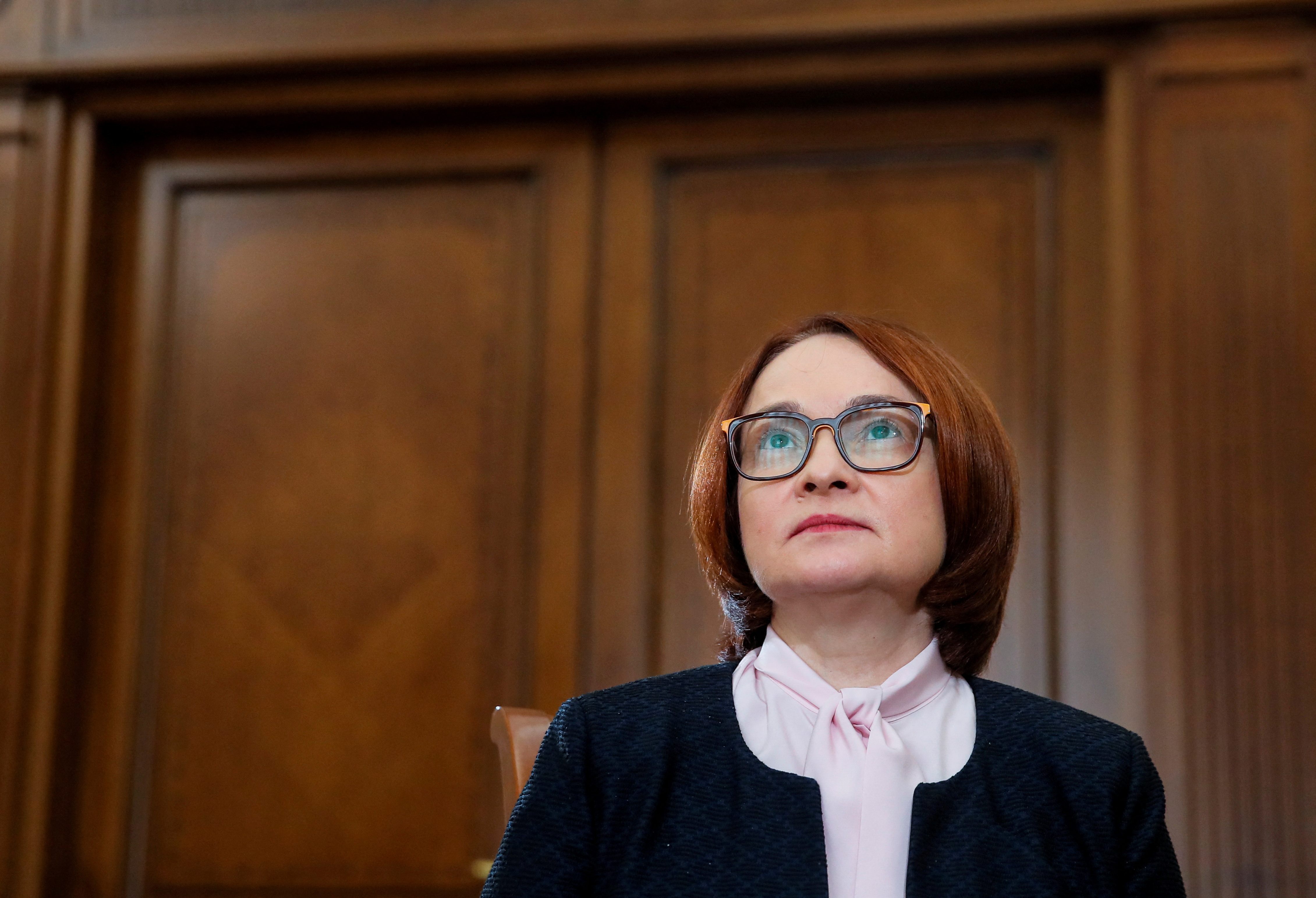La jefa del banco central de Rusia, Elvira Nabiullina, muy respetada, presentó su renuncia después de la imposición de las sanciones occidentales, pero Putin no aceptó que dejara el cargo Foto: (REUTERS/Maxim Shemetov)