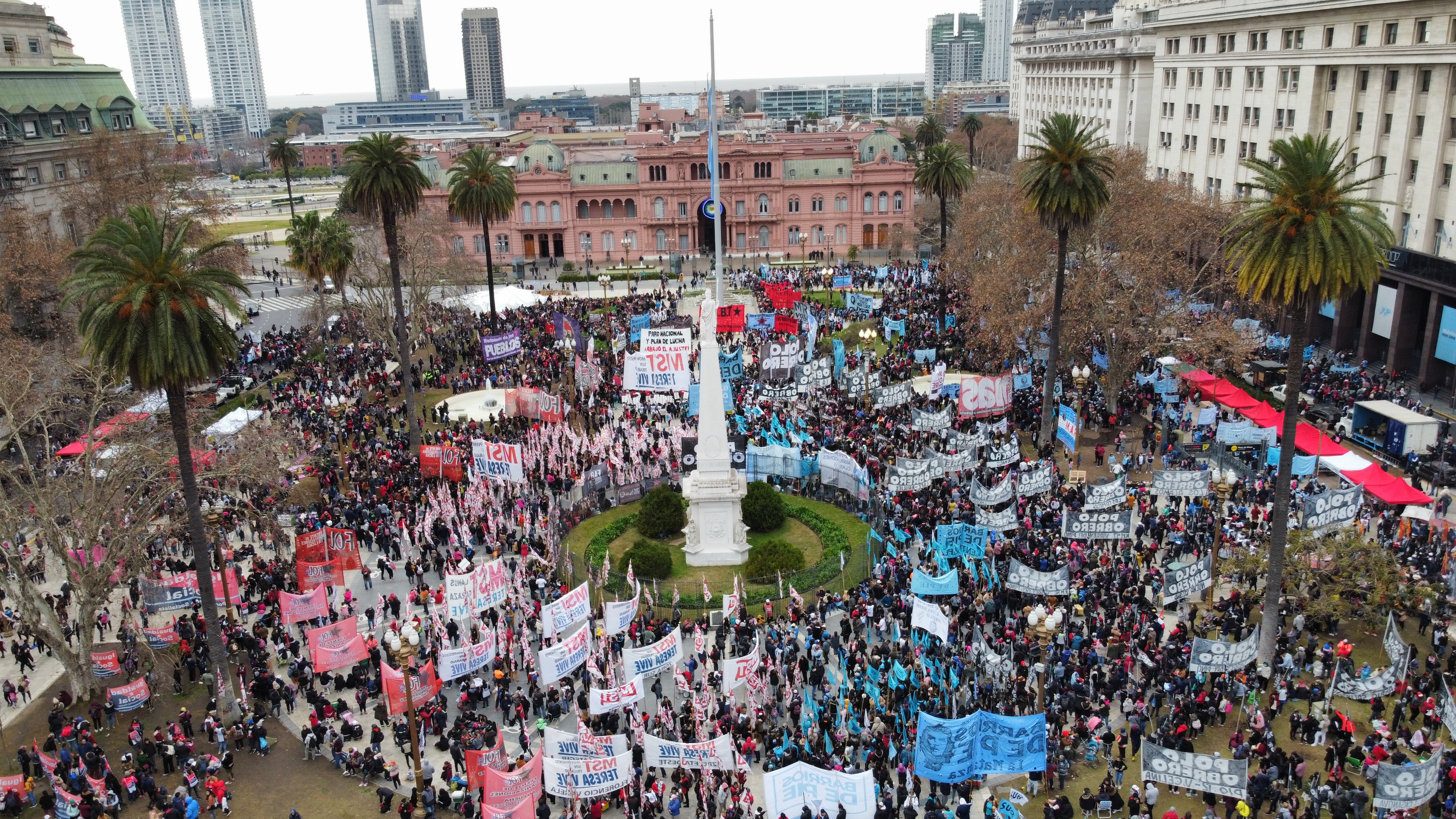 Organizaciones sociales marcharon hasta Plaza de Mayo para manifestarse contra el Gobierno de Alberto Fernández. (Franco Fafasuli)