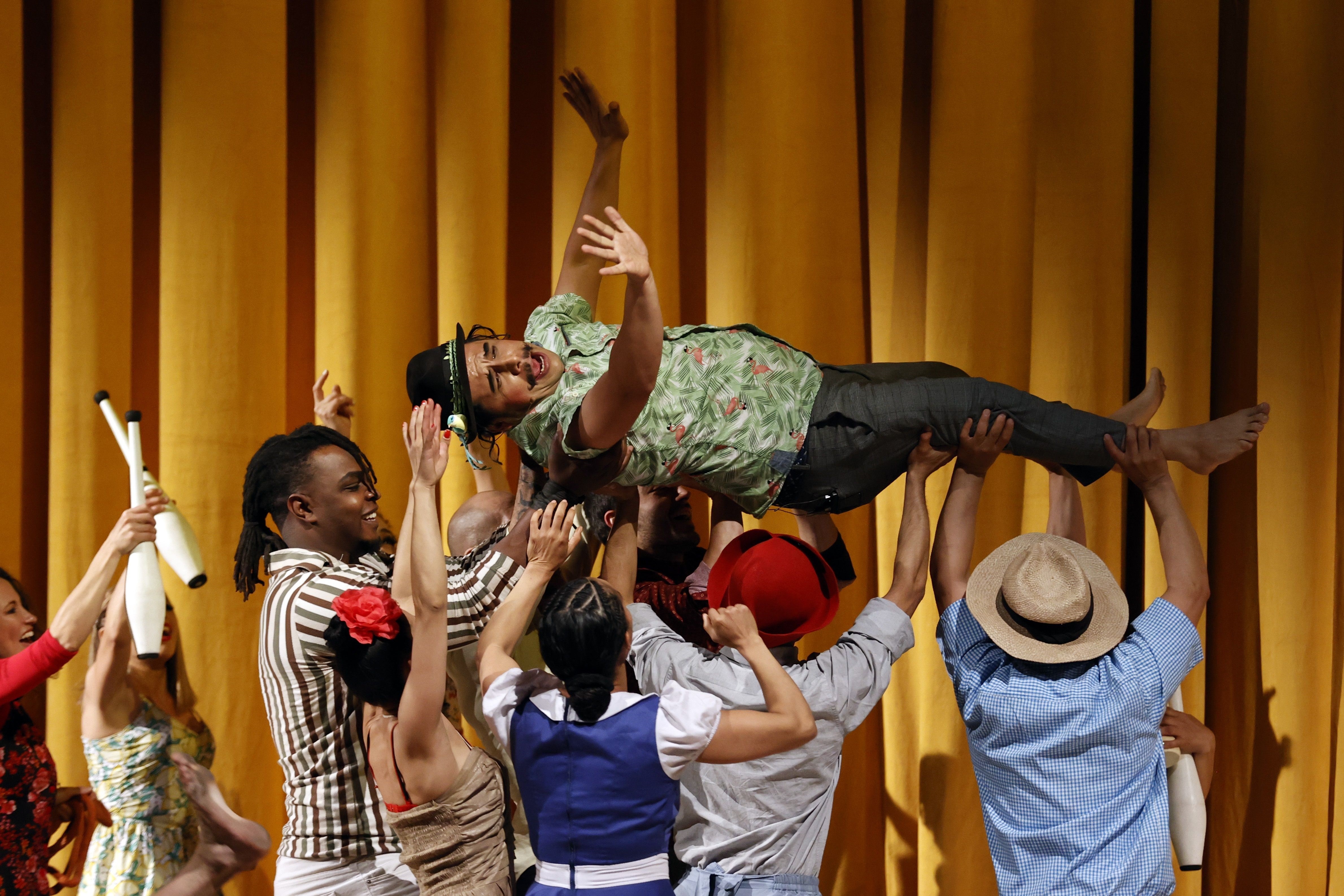 Artistas se presentan durante la obra "Algo muy grave va a suceder en este pueblo" de Gabriel García Márquez, el 7 de abril de 2021 en el marco del XVI Festival de Teatro y Circo de Bogotá (Colombia). EFE/ Mauricio Dueñas Castañeda
