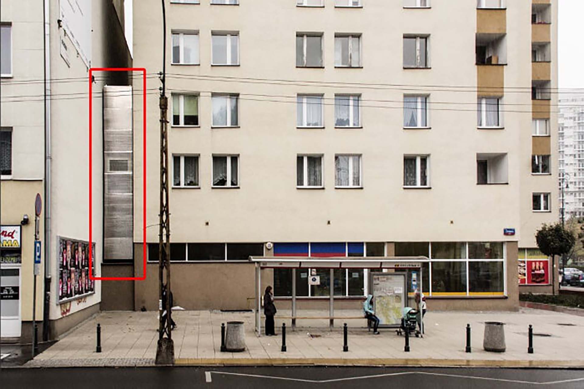 Znajduje się na Woli, jednej z najludniejszych dzielnic Warszawy, stolicy Polski.