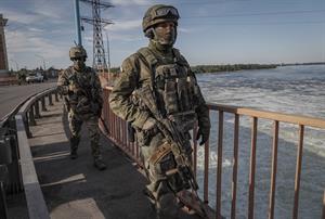 tropas rusas en la central hidroeletrica en hkerson (EFE)
