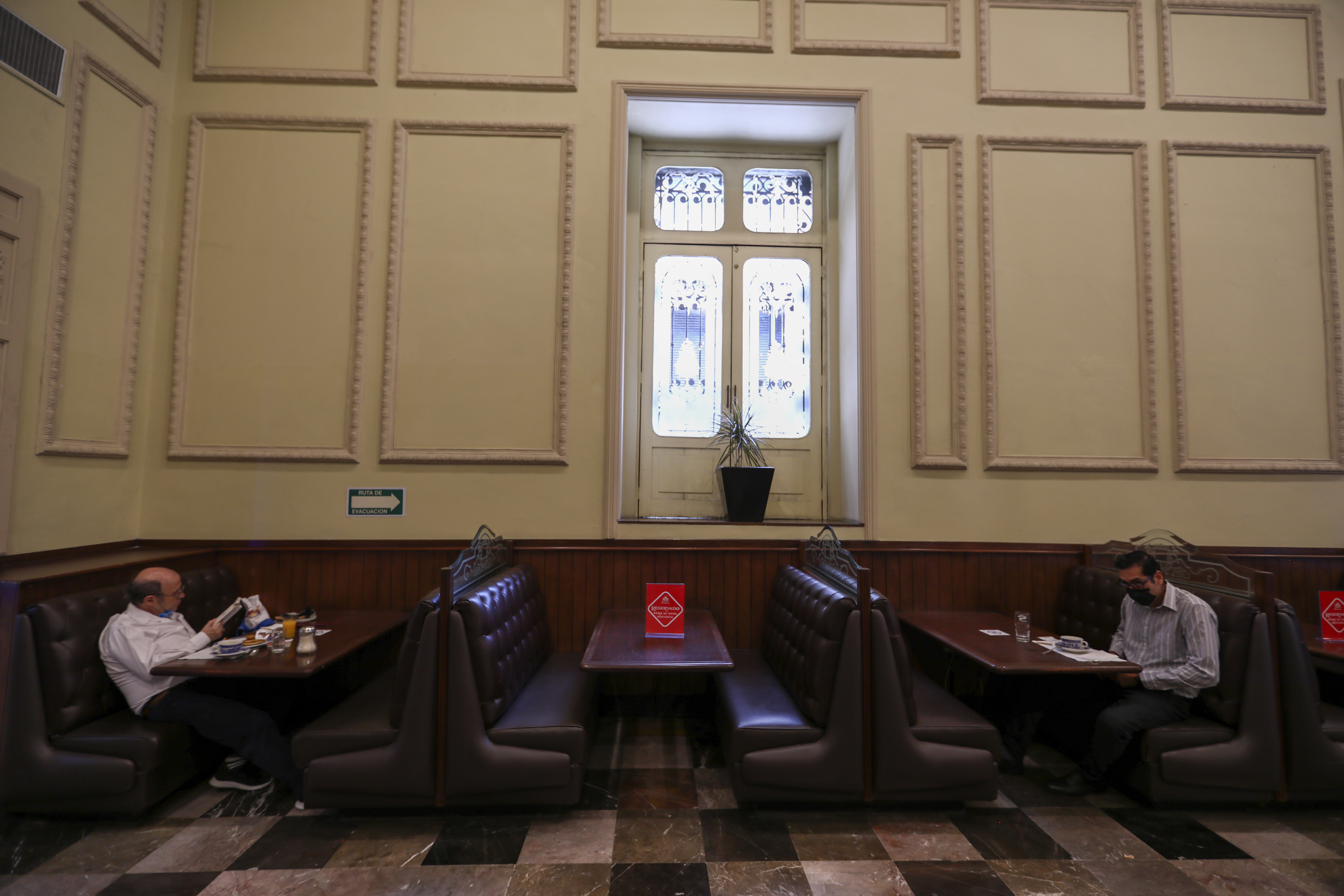 Los clientes comen en el emblemático restaurante