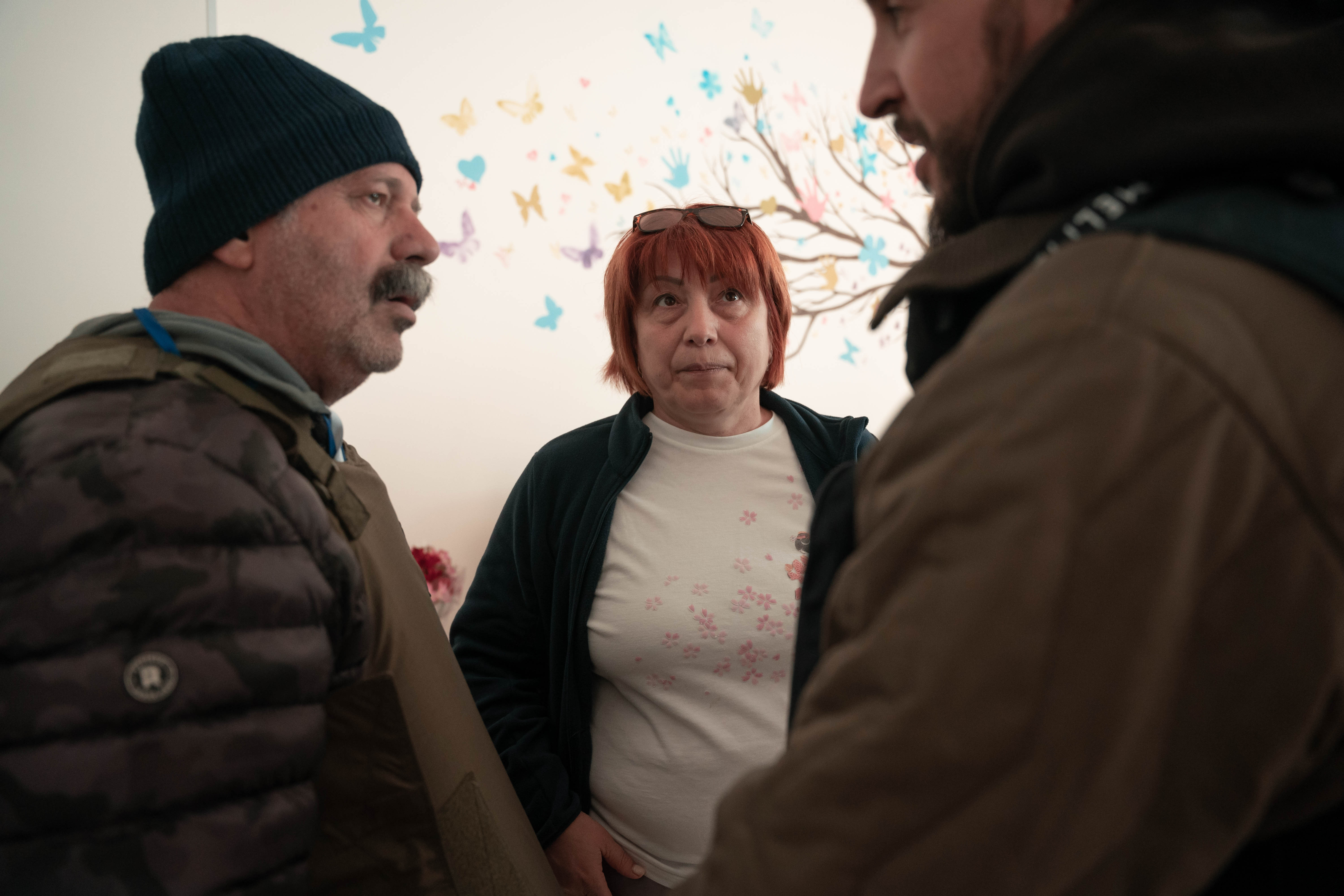 La directora del hospital infantil de Kharkiv, Prihodko Tetyana, el enviado especial de Infobae, Román Lejtman, y el traductor Andii Ovod. (Foto: Franco Fafasuli)