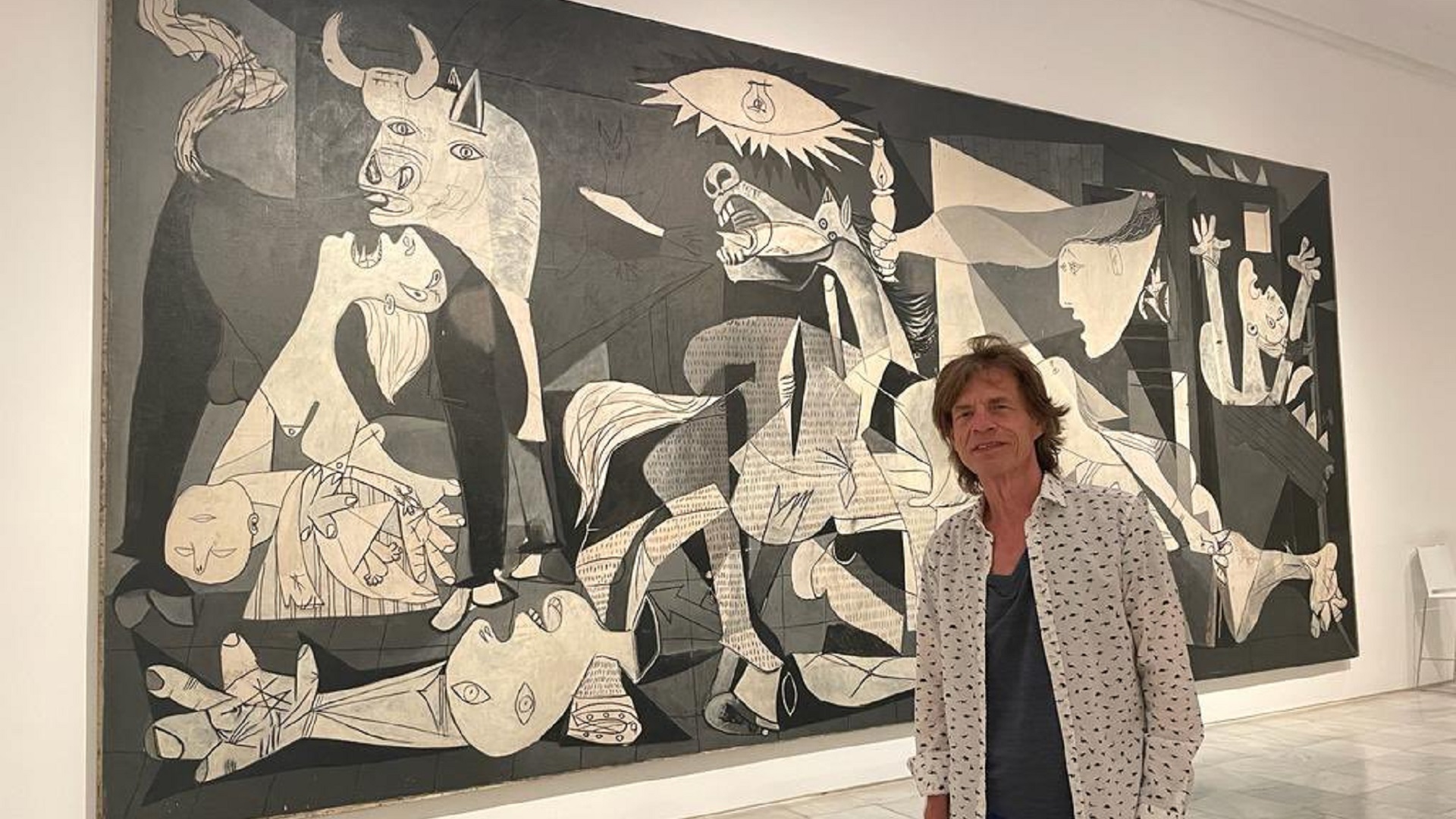 Qué dijo el Reina Sofía tras la polémica foto de Mick Jagger con el Guernica
