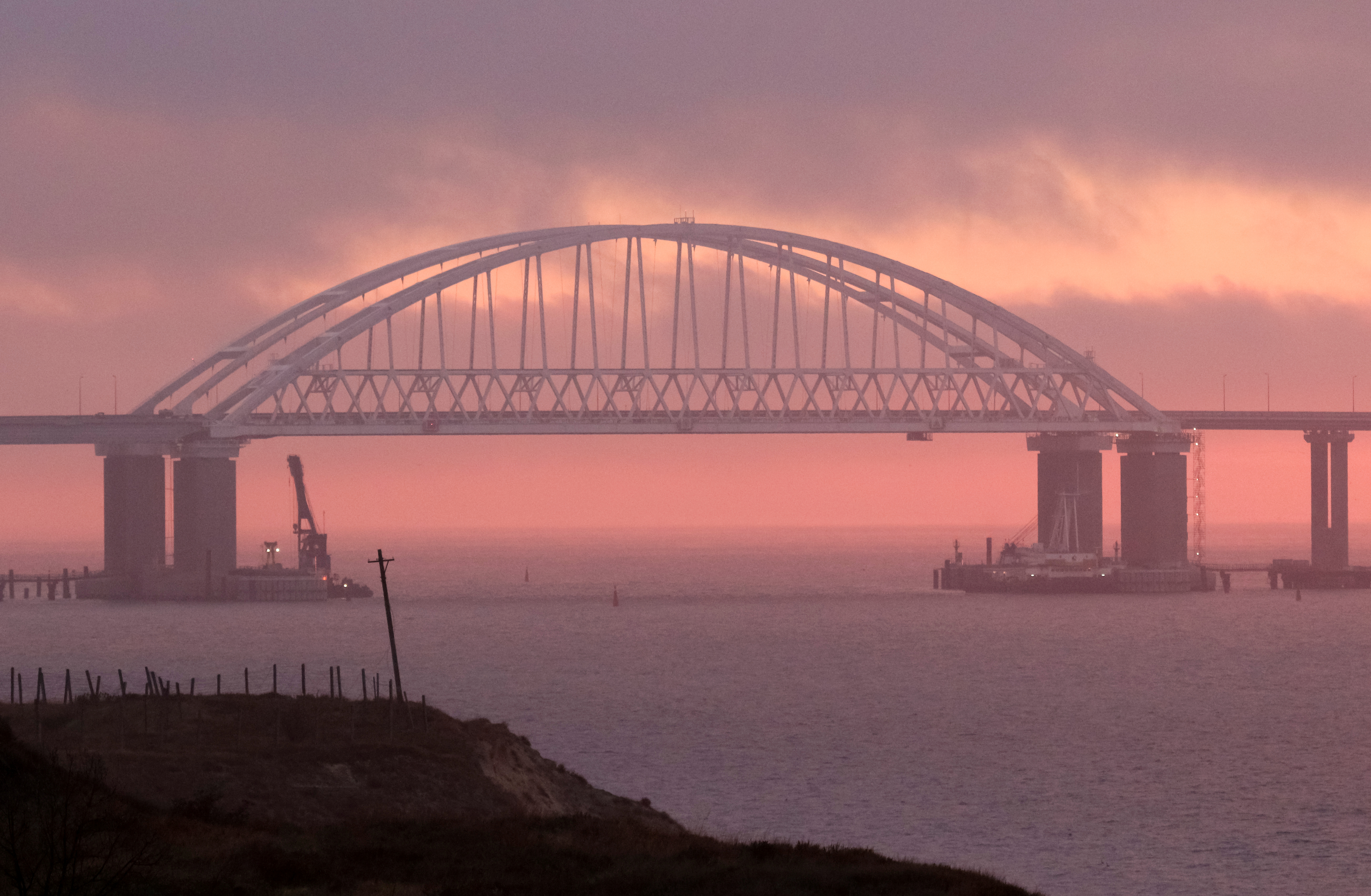 El puente fue inaugurado en 2019 por el líder ruso, Vladimir Putin, cinco años después de anexionarse Crimea y es clave para no dejar aislada a esta península del resto de Rusia (REUTERS/Pavel Rebrov/Archivo)