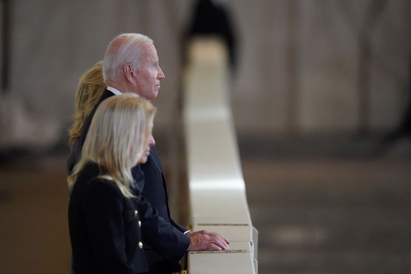 El presidente Joe Biden y la primera dama Jill Biden contemplan el féretro de la reina Isabel II, que yace en el catafalco de Westminster Hall, en el Palacio de Westminster, Londres
Sept 18, 2022. Jacob King/Pool via REUTERS