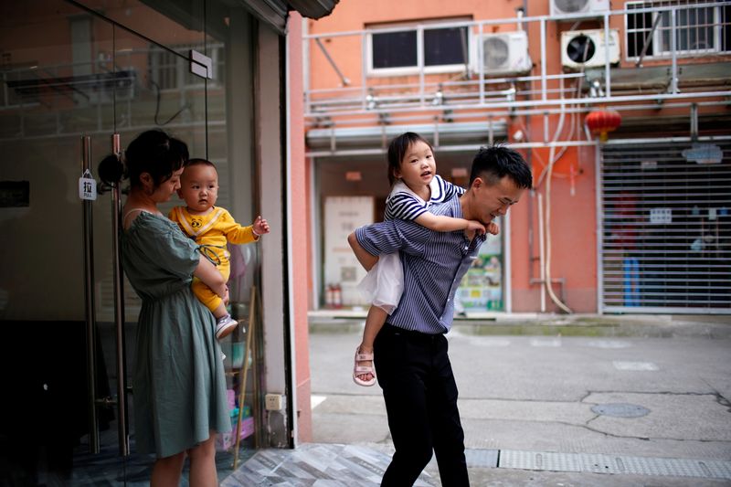 FOTO DE ARCHIVO. Imagen referencial de una familia jugando con niños, en las afueras de Shanghái, China. 3 de junio de 2021. REUTERS/Aly Song