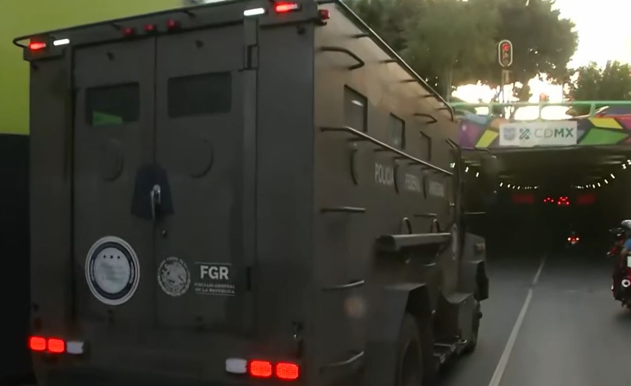Un convoy de vehículos blindados, que presuntamente transportaba a Ovidio Guzmán, realizó un recorrido hasta llegar al penal del Altiplano  
(Foto: Captura de pantalla)