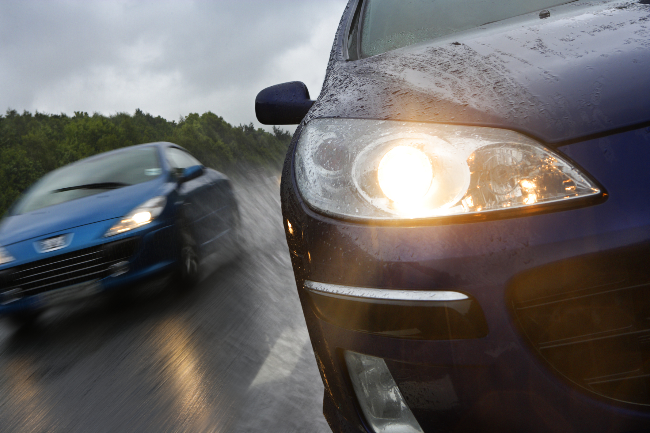 Las luces deben estar siempre encendidas en la ruta, pero con lluvia, su importancia es mayor para asegurar que cada auto sea visto a mayor distancia por los demás