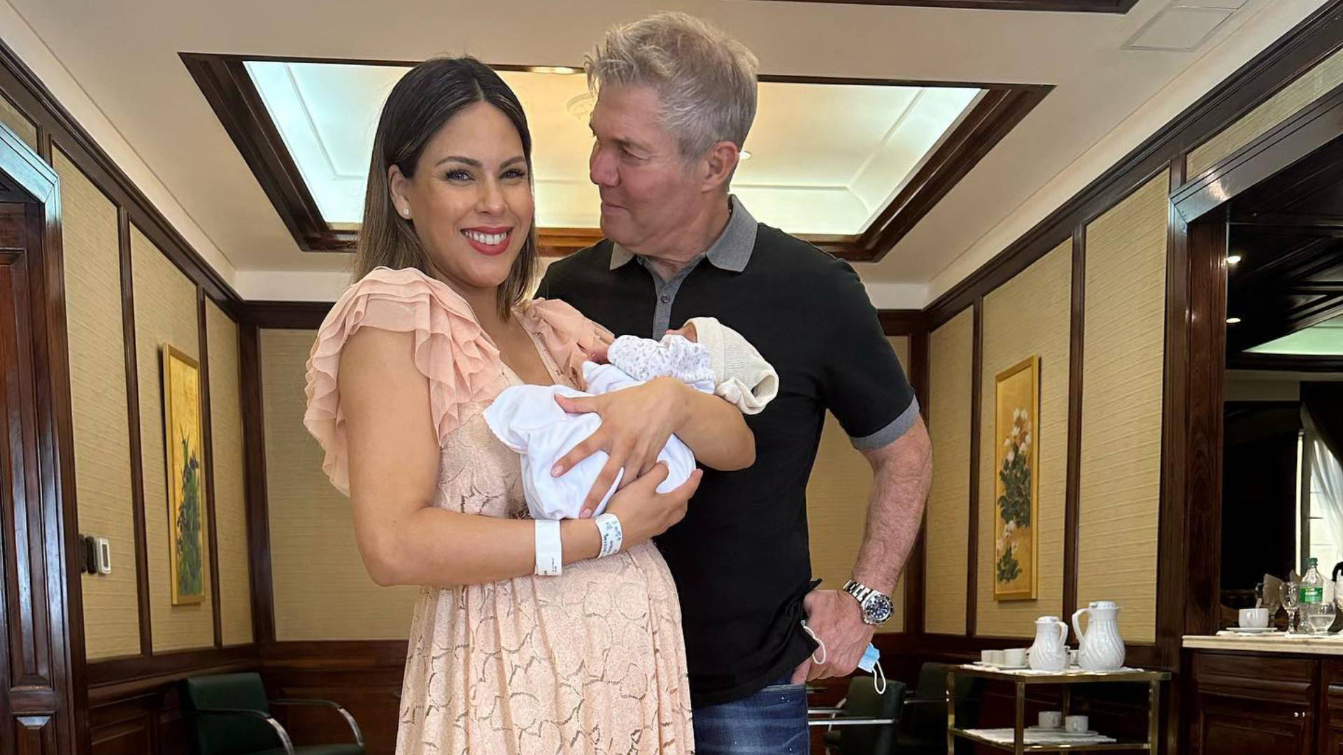 Fernando Burlando junto a su pareja, Barby Franco y su beba Sarah