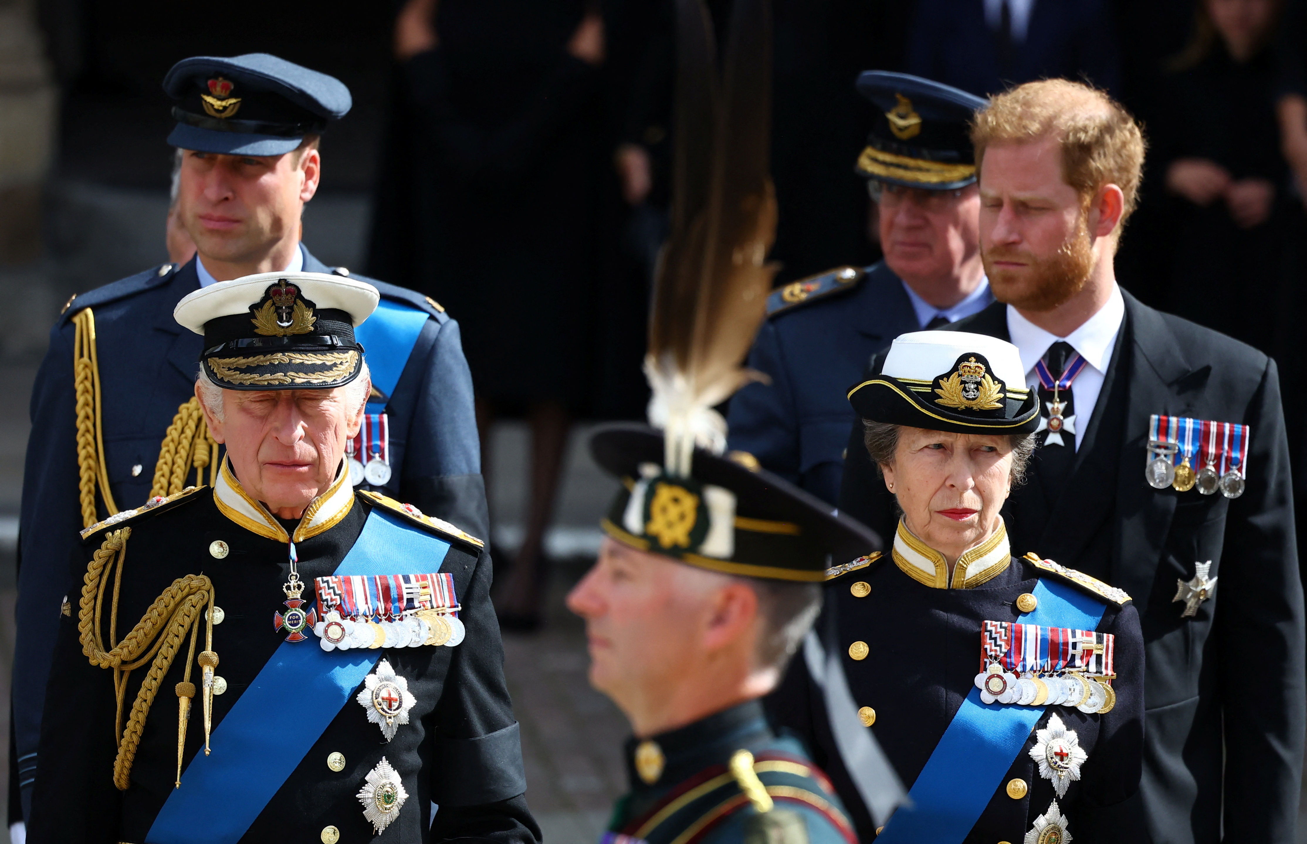 Carlos III (en la foto, con sus hijos y la princesa Anne durante el funeral de la reina Isabel II) tiene gran protagonismo en "Spare: En la sombra". (REUTERS/Hannah McKay)