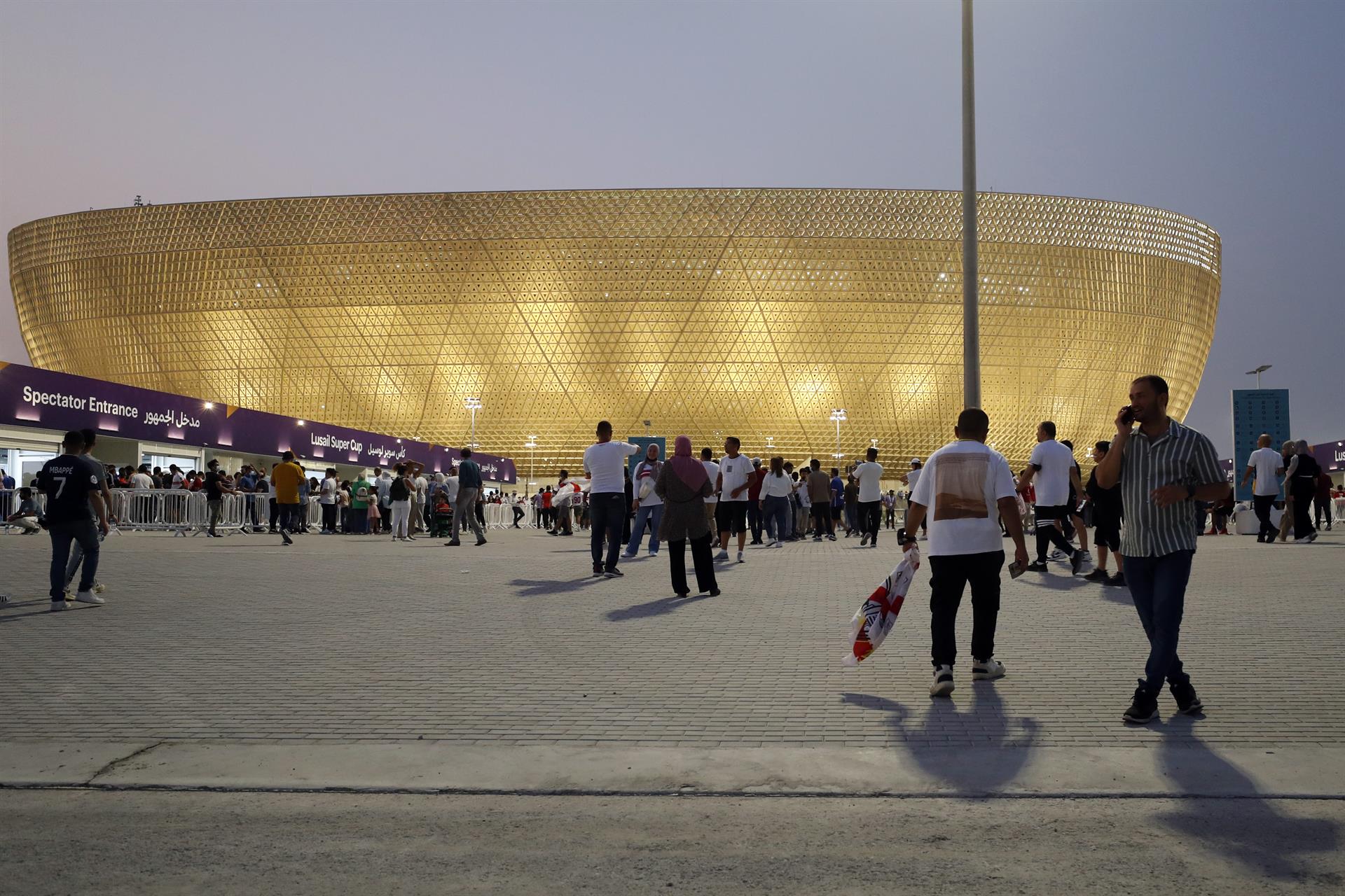 Estadio Lusail, con capacidad para 80.000 espectadores y un diseño que recuerda a los cuencos tradicionales árabes hechos a mano. Sus luces consiguen un efecto de vida en el exterior (Foto: EFE/ Alberto Estevez)
