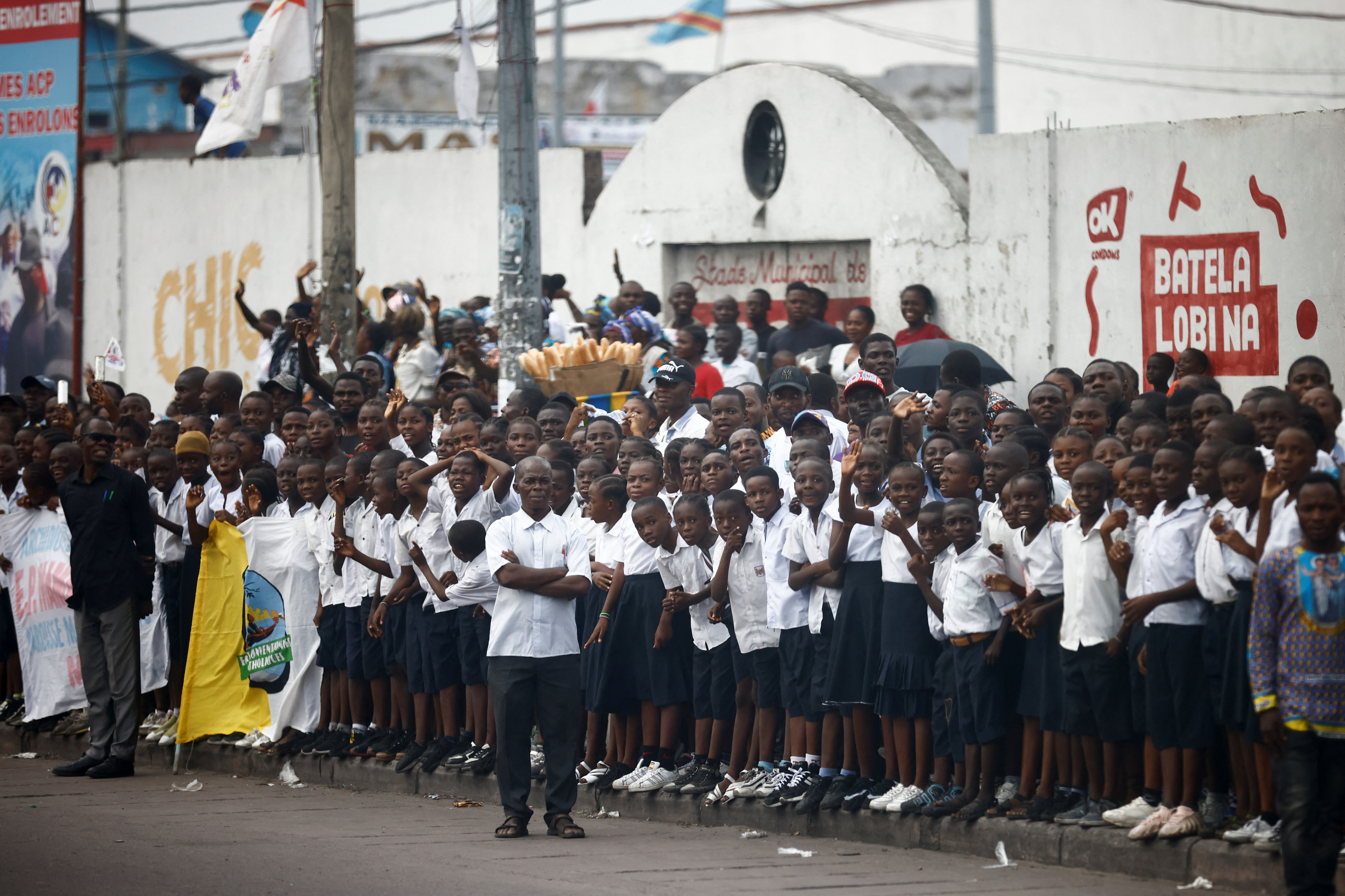 Un grupo de personas espera la llegada del Papa Francisco para iniciar su viaje apostólico, en Kinshasa, República Democrática del Congo, el 31 de enero de 2023. REUTERS/Yara Nardi