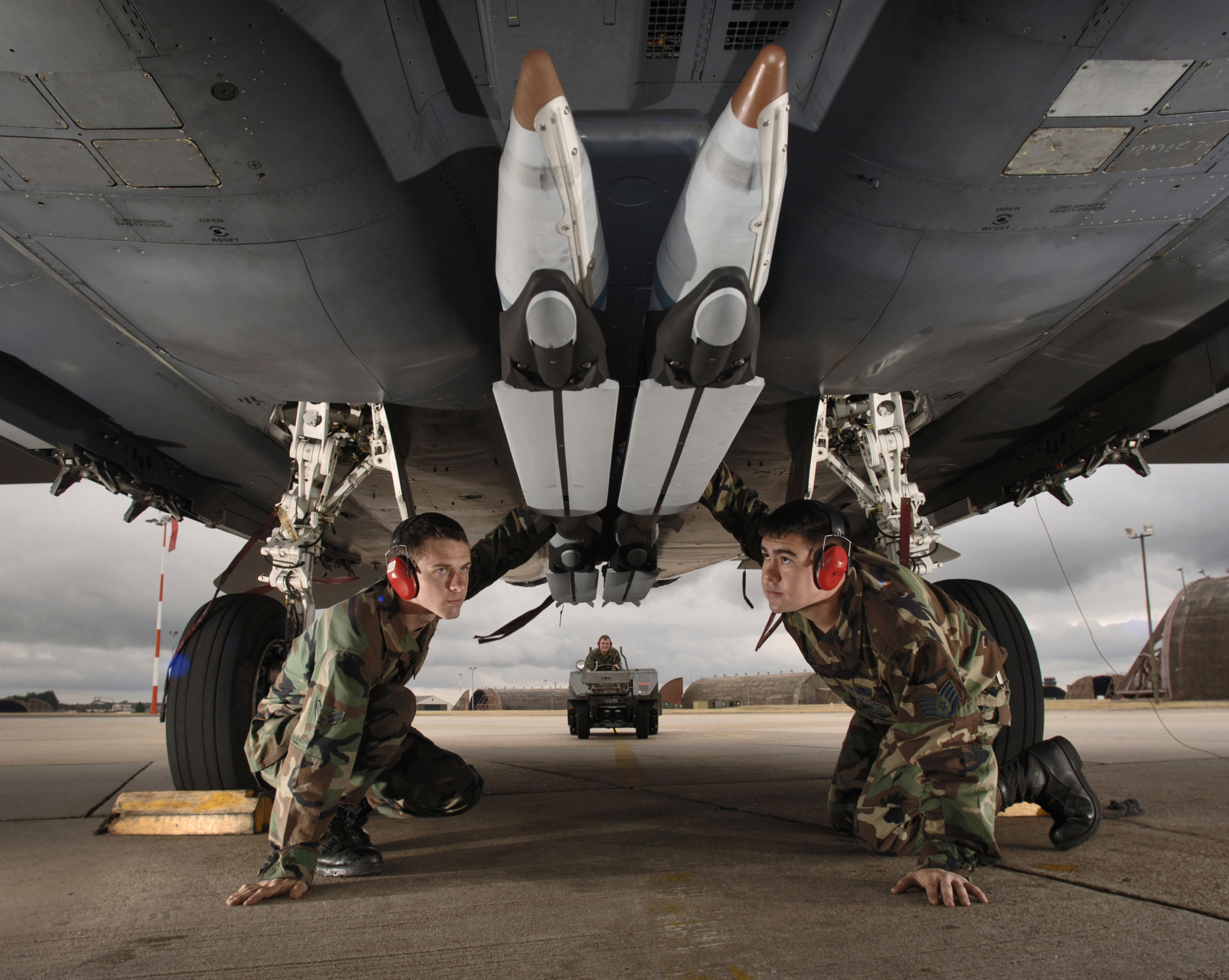 Bombas de Pequeño Diametro (SDB) colocadas en un caza F-15 (foto: U.S. Air Force)