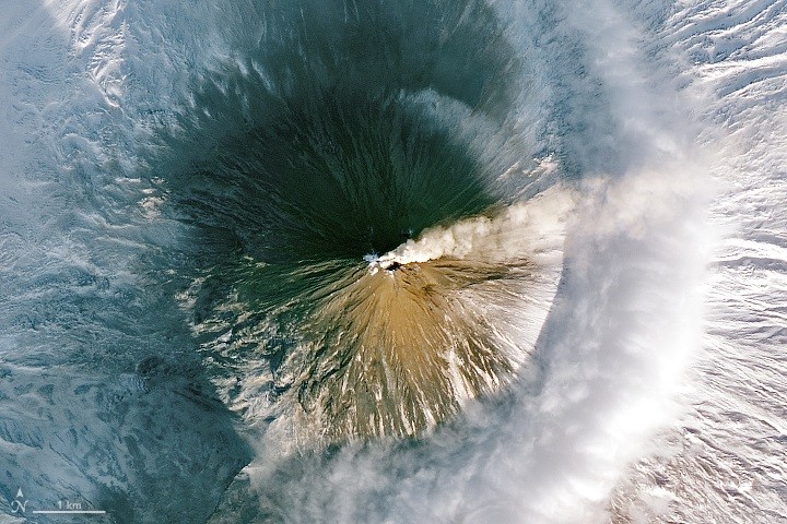 Volcán activo en la Península siberiana de Kamchatka. El níquel dispersado por las grandes erupciones en la actual Siberia, y que acabó depositado en el océano, fue uno de los mecanismos detonantes de la peor extinción en la Tierra (foto: NASA)
