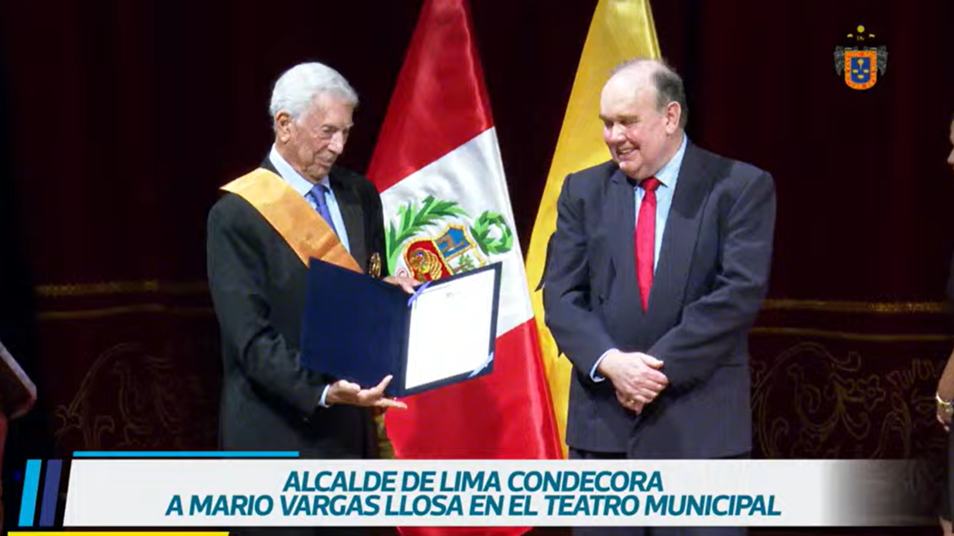 Alcalde de Lima condecoró al escritor peruano Mario Vargas Llosa.
Foto: MML