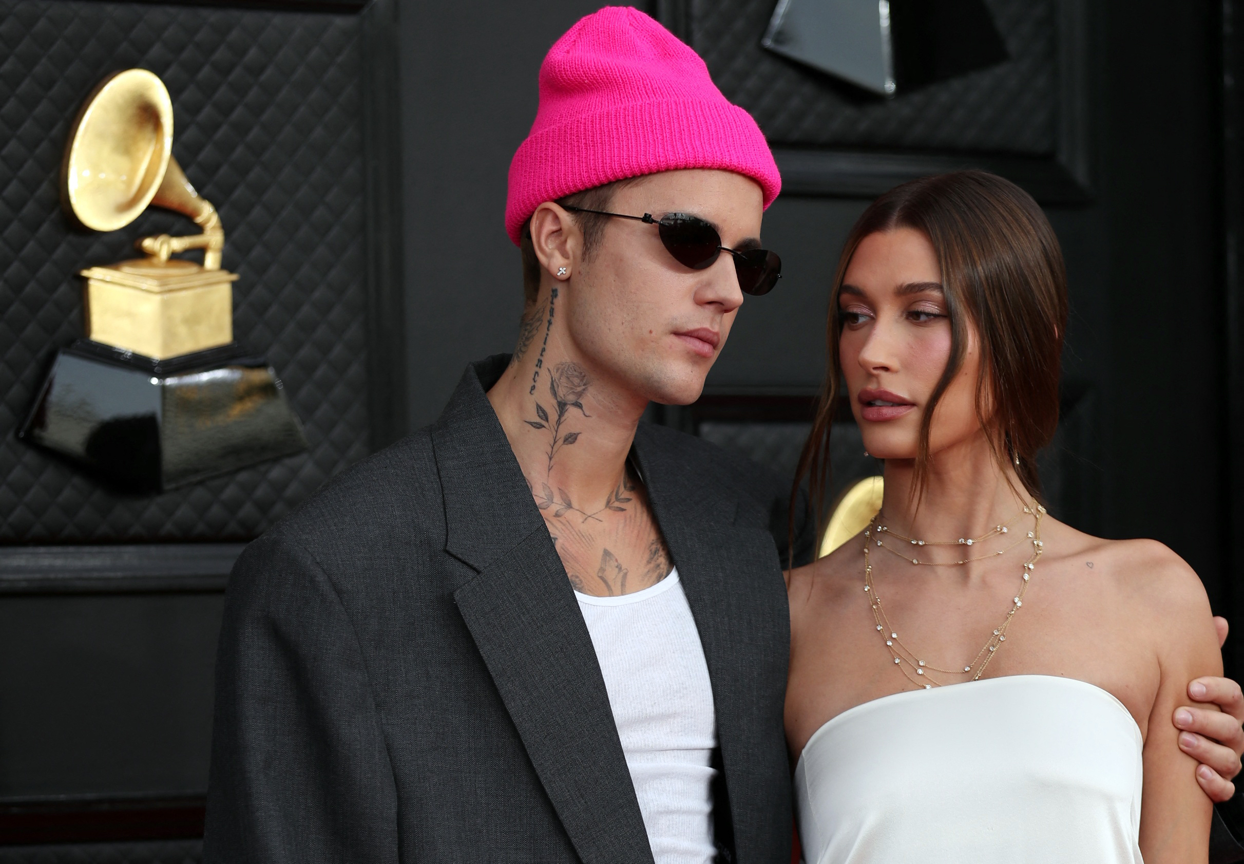 Justin Bieber and Hailey Bieber. Él se decantó por un suit
oversized en gris, un beanie fucsia y botas de gran plataforma (REUTERS/Maria Alejandra Cardona)