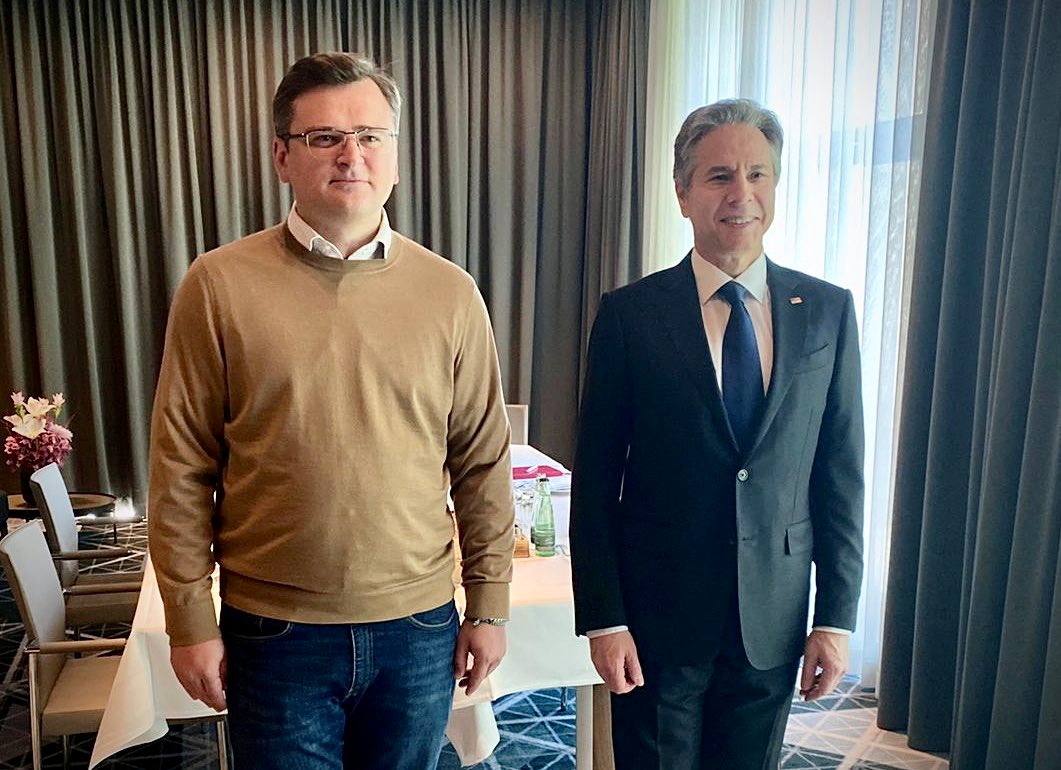 l ministro de Asuntos Exteriores de Ucrania, Dmytro Kuleba, posa para una foto con el secretario de Estado de Estados Unidos, Antony Blinken, durante una reunión en Berlín, Alemania, en esta imagen publicada en Twitter el 15 de mayo de 2022.