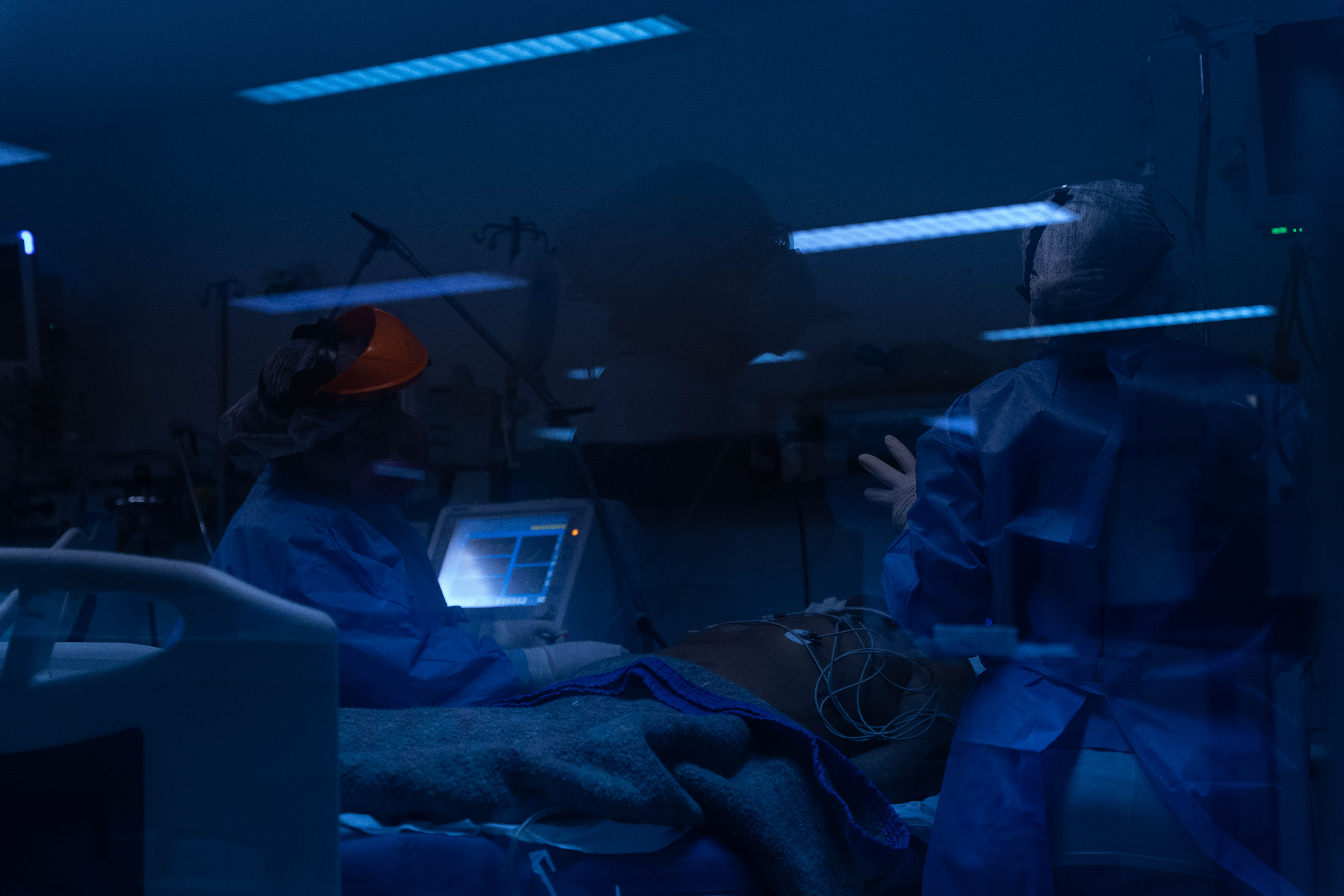 Cuando cae la noche no cae la actividad en la UTI Covid. Los médicos y enfermeros tienen que estar siempre atentos a las necesidades de los pacientes.