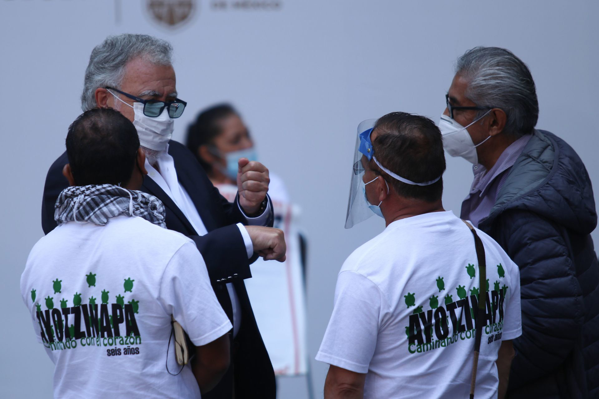 A seis años de la desaparición forzada de los 43 normalistas de la Normal Rural “Raúl Isidro Burgos” de Ayotzinapa, Guerrero, el gobierno federal, encabezado por Andrés Manuel López Obrador, ofreció un informe con los avances de la nueva investigación iniciada durante su mandato. La cual reconocieron las propias madres y padres de los estudiantes que se encamina a averiguar la verdad, así como la caída completa de la llamada “Verdad Histórica”.