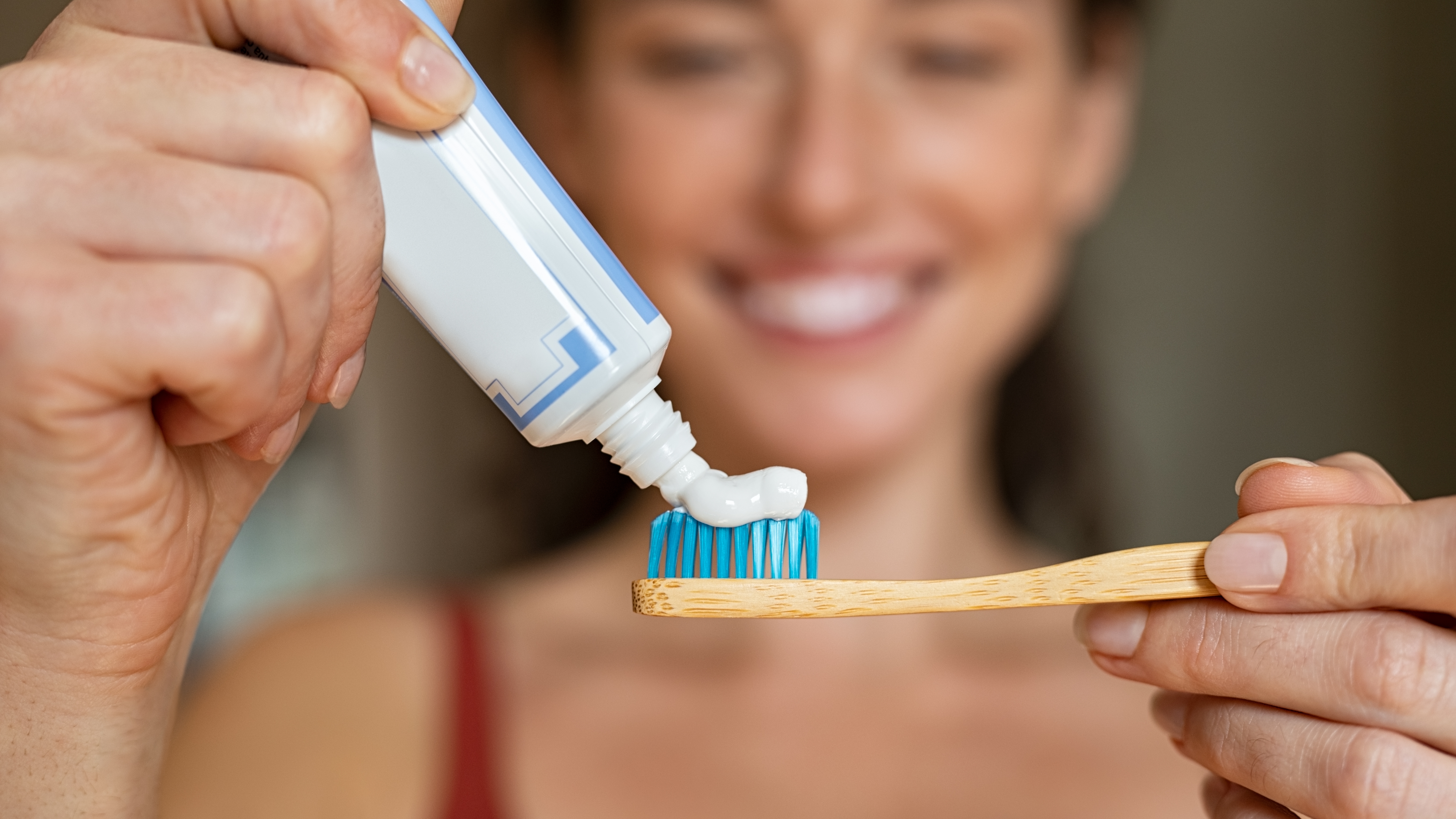 Los niños ponen mucha pasta de dientes en el cepillo y puede ser