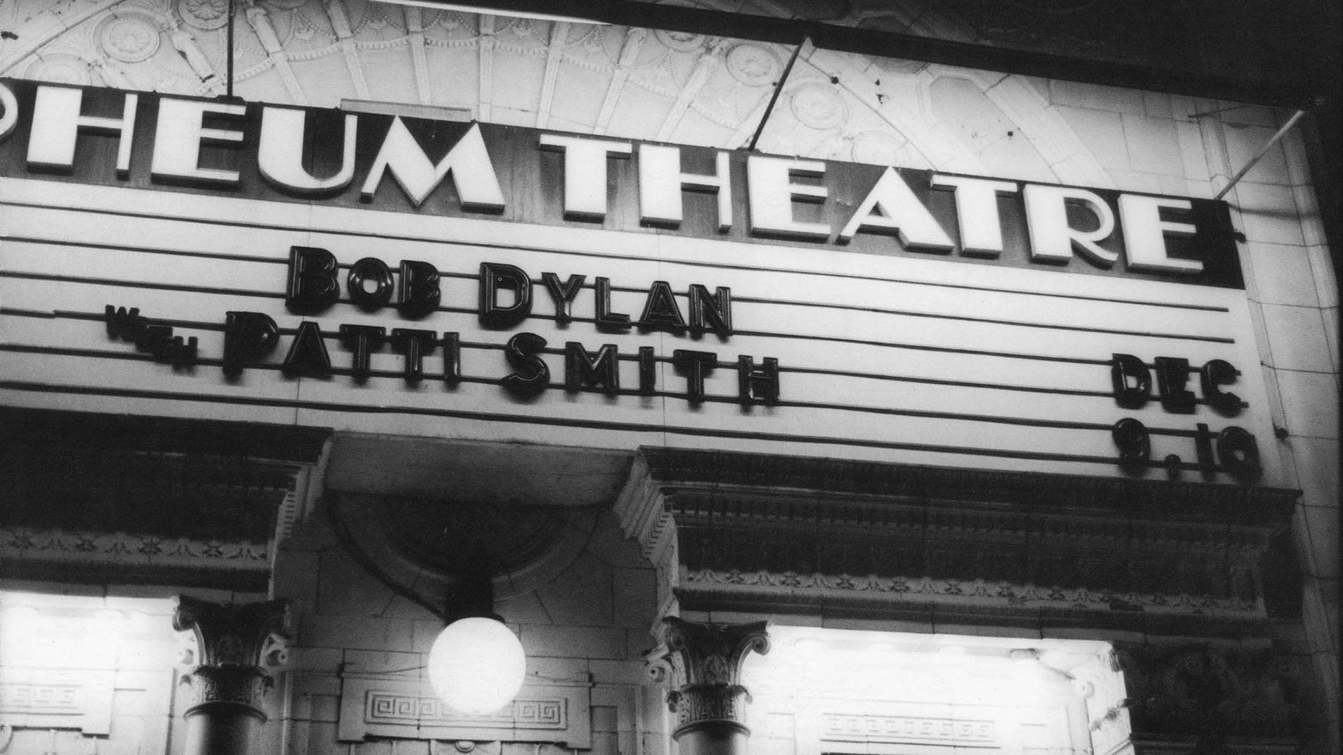 El libro visual de Michael Stipe reúne imágenes que el cantante de R.E.M. tomó de la gira regreso de Smith en 1995