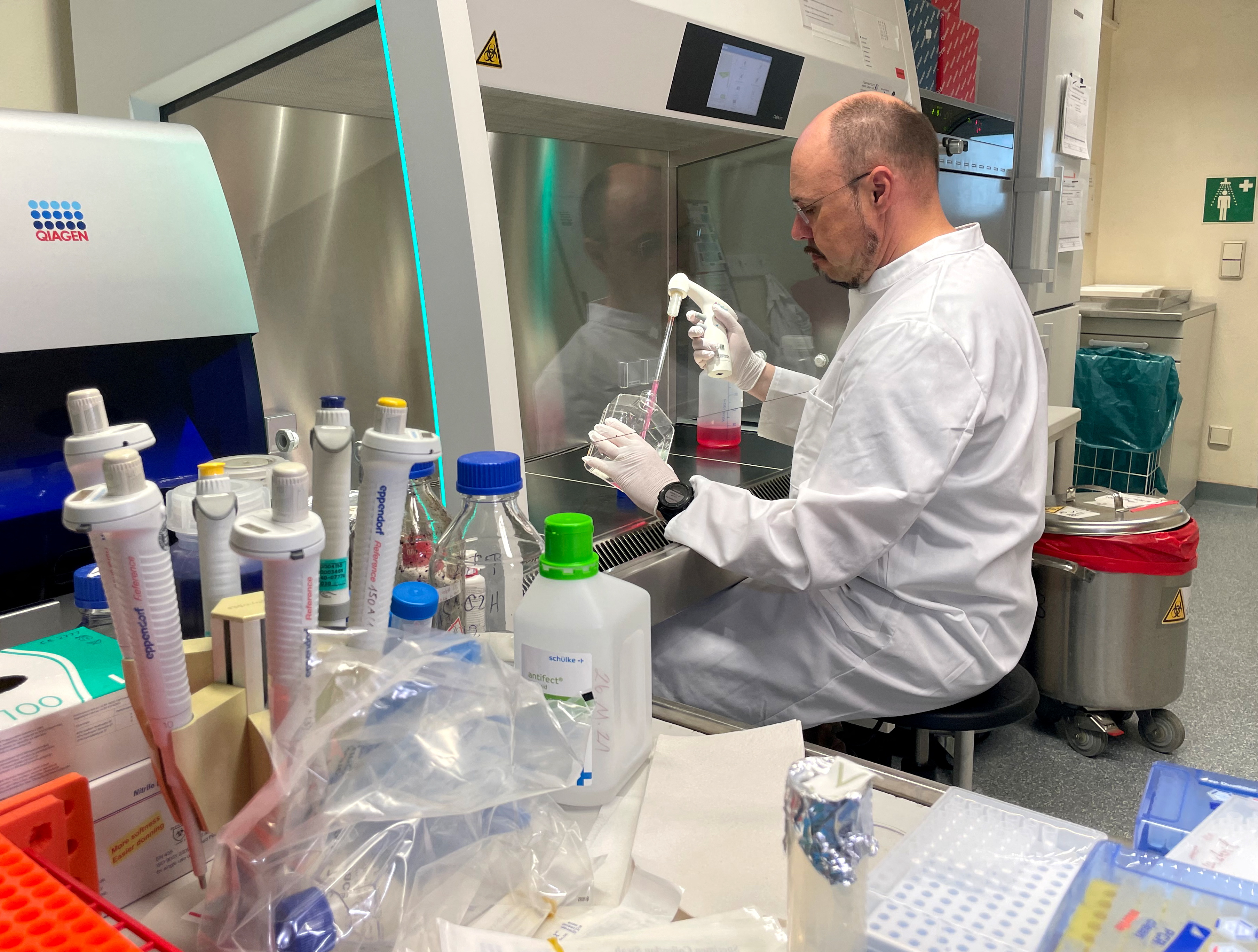 En este laboratorio de Munich, Alemania, se detectó uno de los casos de viruela del mono de Europa. En esta región, se han detectado la mayoría de los casos ( REUTERS/Christine Uyanik)