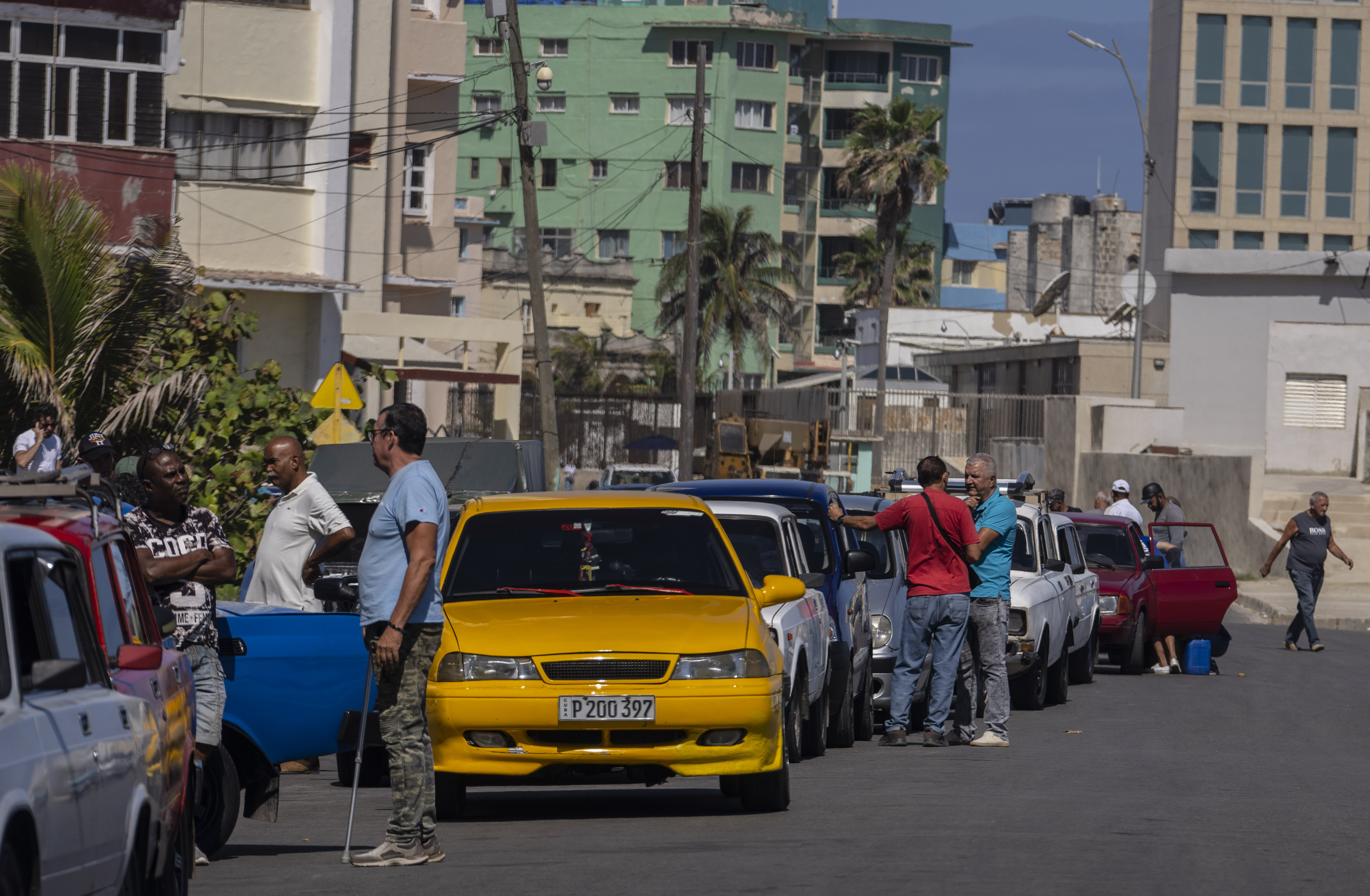 La gente hace fila para cargar combustible en una gasolinera abierta en La Habana (AP Foto/Ramón Espinosa)