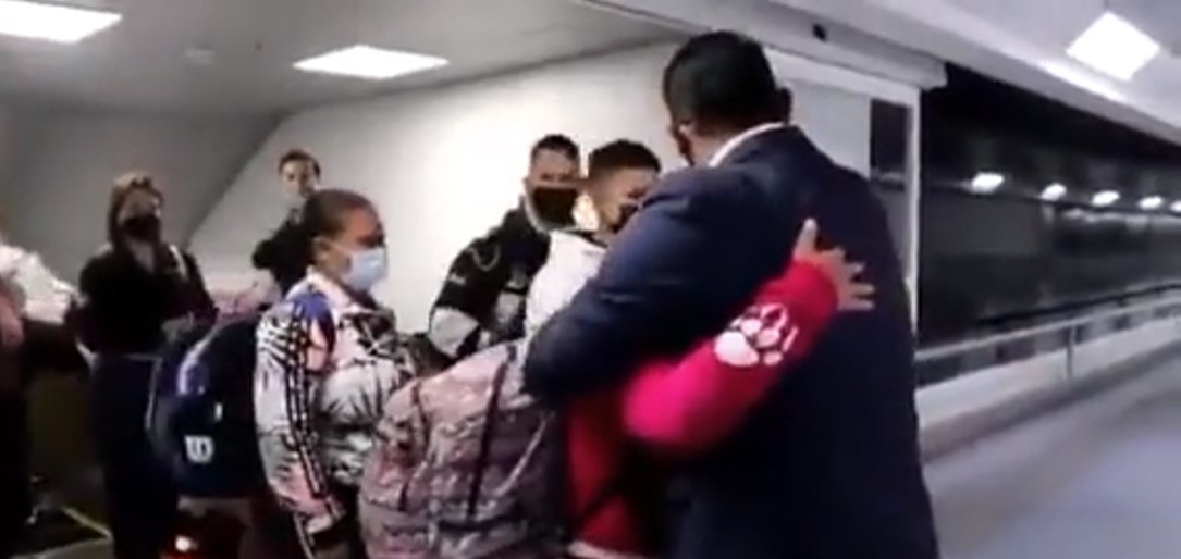 Niño que presuntamente fue víctima de bullying regresó a su natal Venezuela junto a su familia