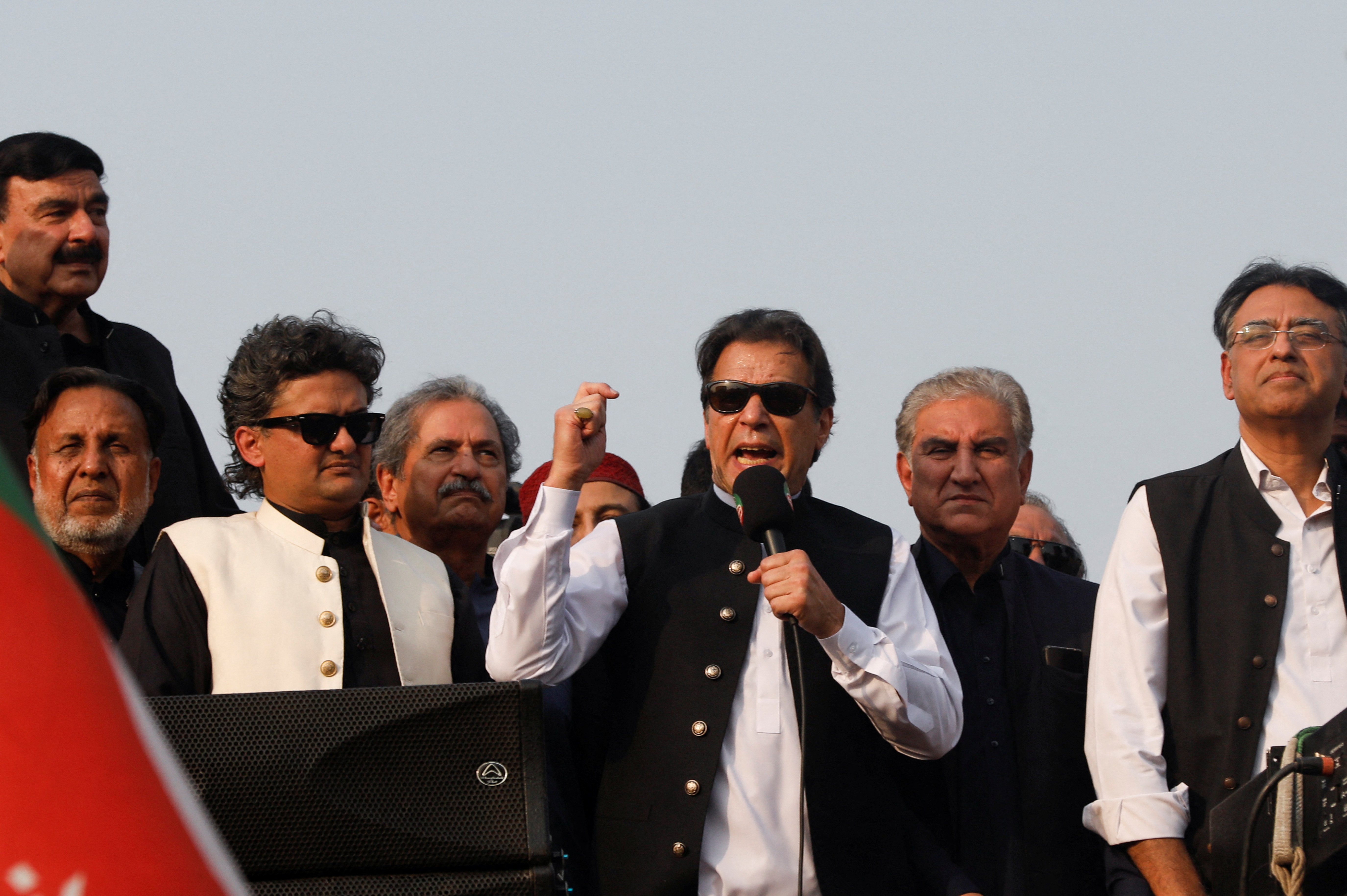 Imran Khan se dirige a sus partidarios mientras asiste a lo que llaman "una verdadera marcha por la libertad", para presionar al gobierno para que anuncie nuevas elecciones, en Lahore, Pakistán, el 28 de octubre de 2022. REUTERS/Akhtar Soomro

