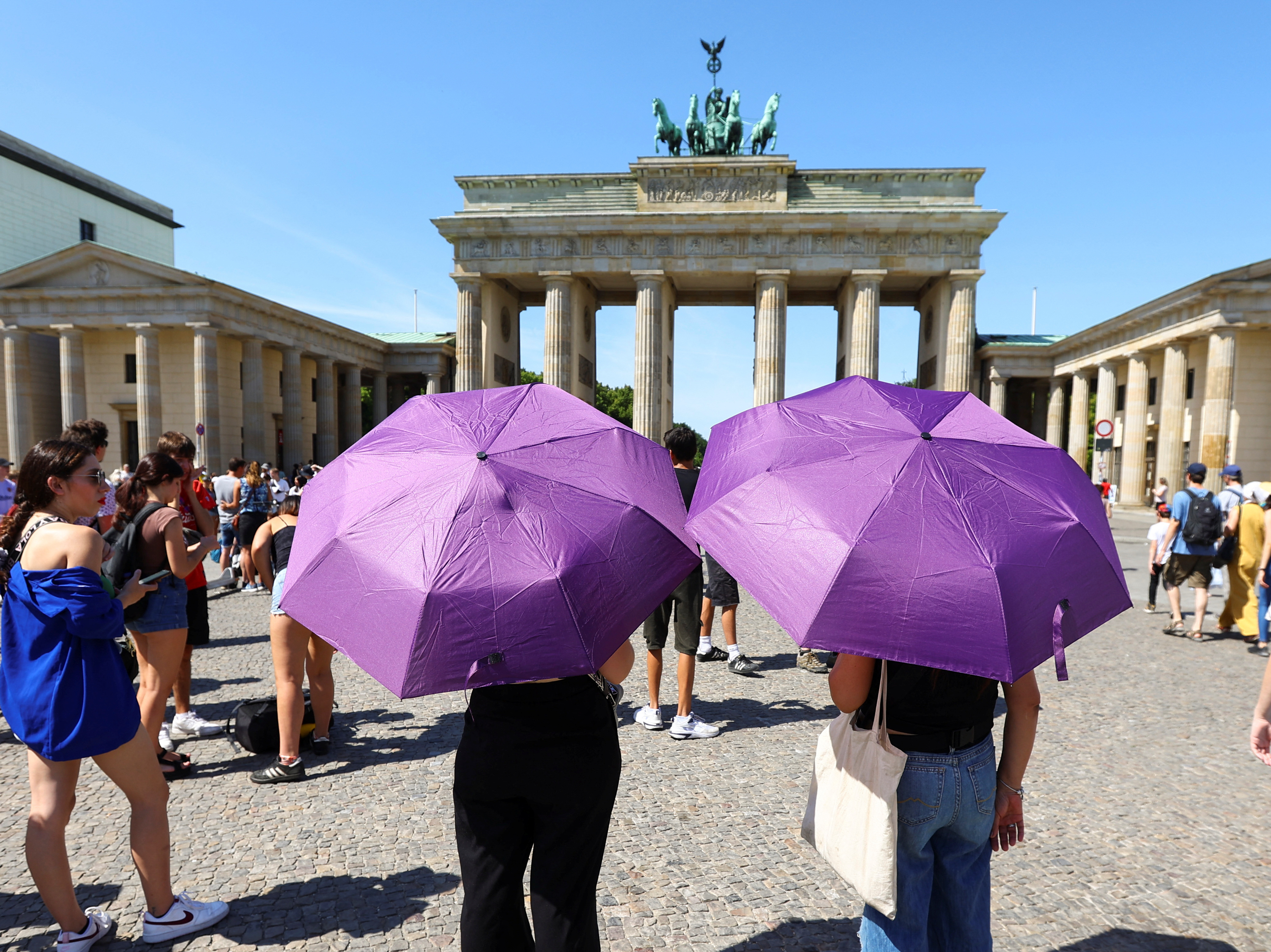 In Germania, le persone stanno uscendo con gli ombrelli per proteggersi dal sole poiché si prevede che alcune parti occidentali supereranno il precedente massimo dell'anno, fissato a 39,2 gradi il 19 giugno.