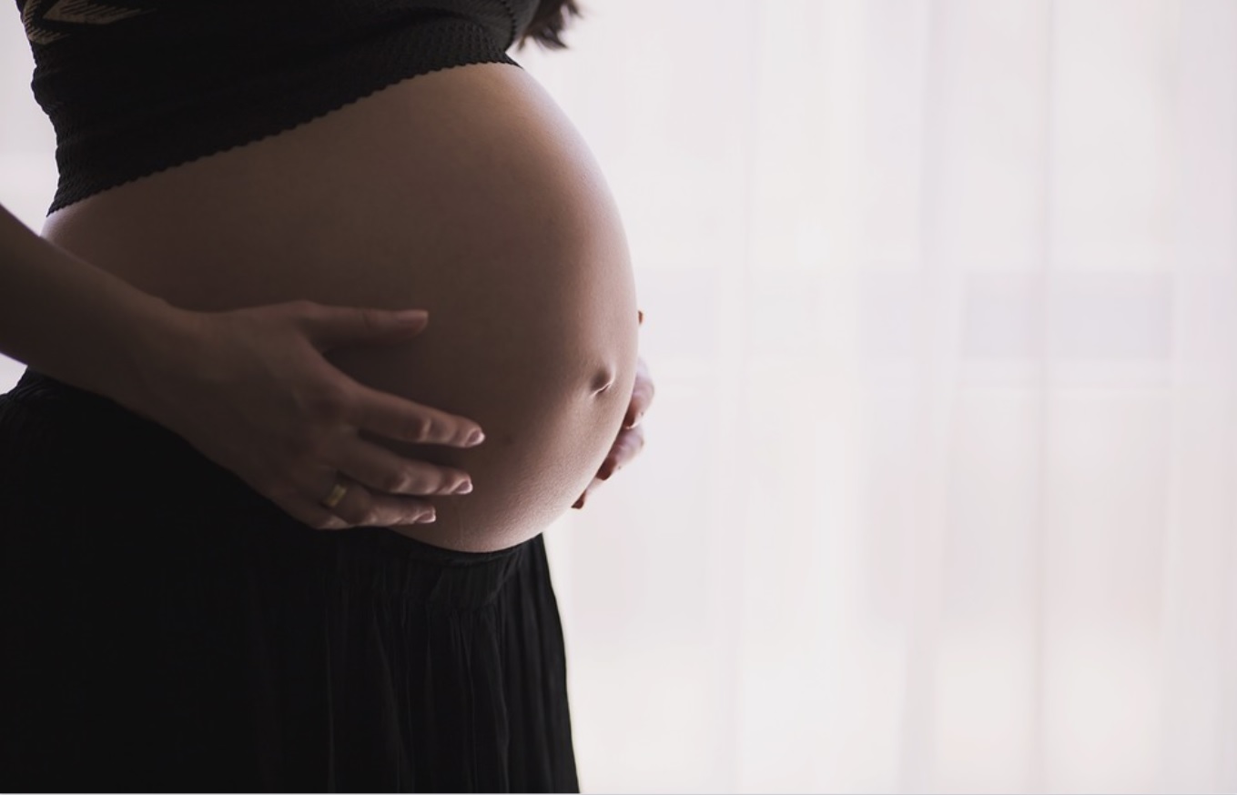 Las madres embarazadas tienen derecho a un período no laboral para dedicarse al cuidado del bebé. Foto: Pixabay